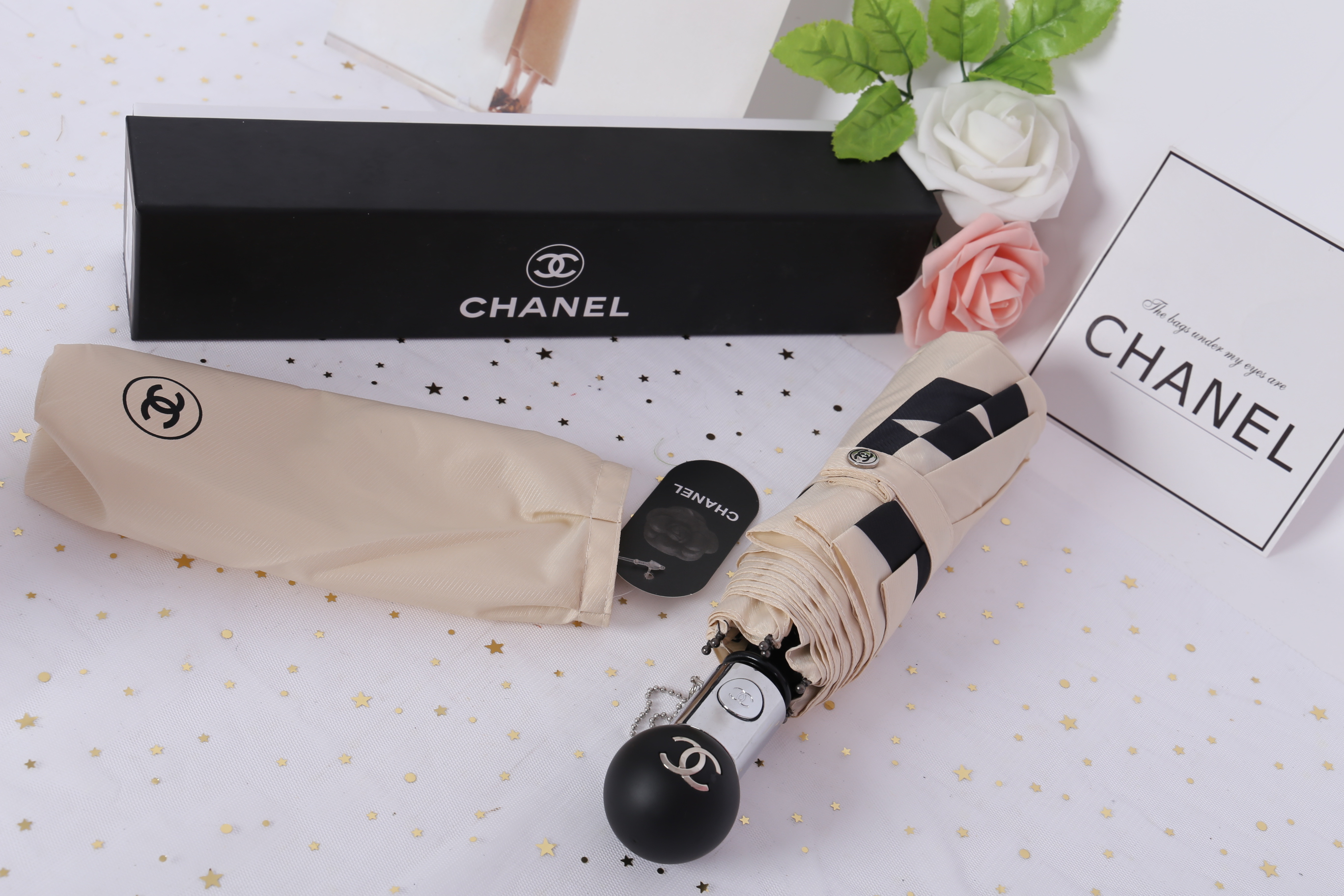 Chanel Umbrella VIP Gift- Black and Beige Camellia With Gift Box Vip Gift Chanel ของแท้ 100% ร่มพับระบบออโต้พรีเมี่ยมจาก Chanel Cosmetic Counter สำหรับกันฝนกันแดด ปกป้องทั้งแดดและฝนพกพาสะดวก ใช้งานง่ายด้วยปุ่มกดออโต้ มาพร้อมปลอกร่ม ภาพถ่ายจากสินค้าจริง สว