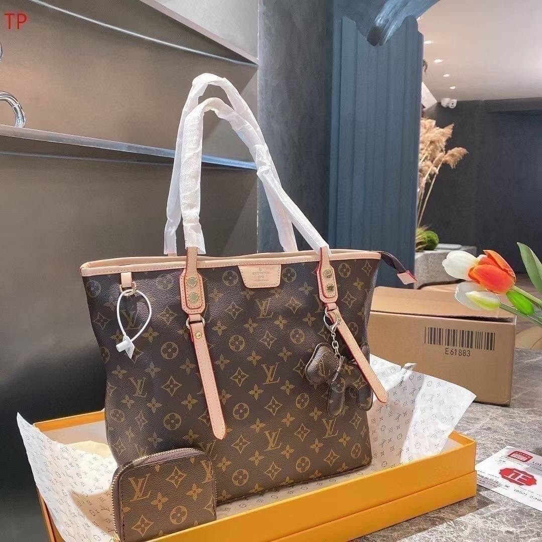 LV Neverfull Monogram / LV TOTE SET 3IN1 กระเป๋าสะพายใบใหญ่ทรง tote มาพร้อมกระเป๋าสตางค์ และตัวห้อยน้องหมาน่ารัก เป็นอีกรุ่นที่มีคนใช้กันทั่วบ้านทั่วเมือง