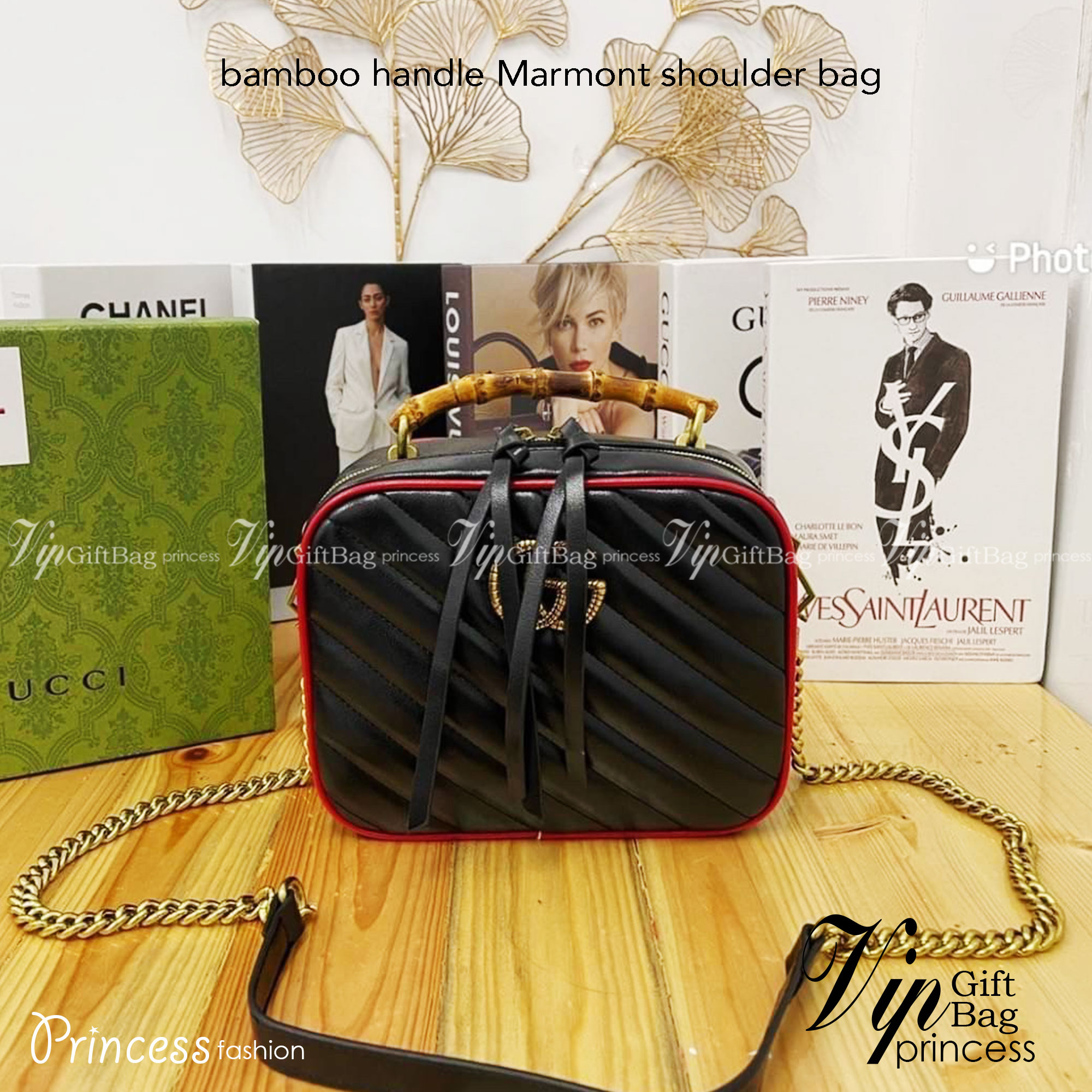 GUCCI GG MARMONT WITH BAMBOO / Gucci bamboo handle Marmont shoulder bag กระเป๋าสะพายดีไซน์ล้ำ โดดเด่นด้วยรูปทรงและมือจับ bamboo ที่ไม่เหมือนใคร สีโทนดำตัดขอบแดง โดดเด่น ใช้งานได้ทุกสถานการณ์ หยิบใช้วันไหนๆ ก็ตอบโจทย์ได้หมดน้า