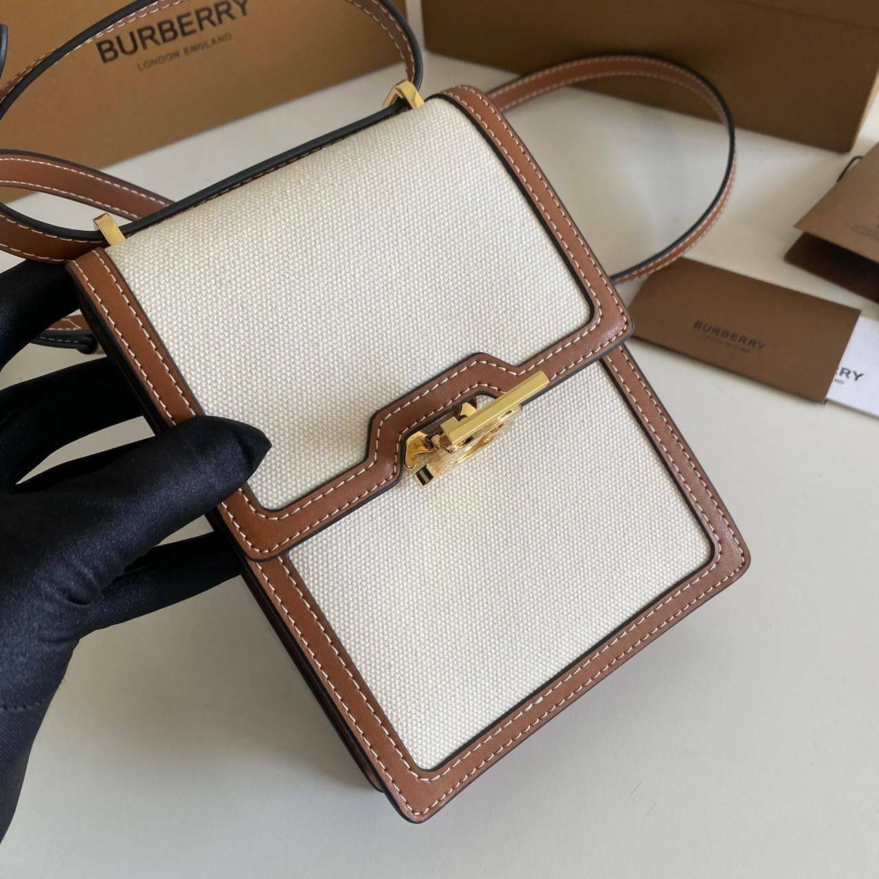 หนังแท้ BURBERRY FRAGRANCES CROSSBODY BAG / Burberry crossbody mini bag Original กระเป๋าสะพายขนาดมินิน่ารัก ใช้งานง่าย งานหนังแท้ & Canvas Cotton เกรดออริจินอล ทรงเหลี่ยมแนวตั้งดีไซน์สวยหรูอยู่ทรงมีโลโก้แบรนด์ด้านหน้า เปิดปิดด้วยฝาปิดสัญลักษณ์รูปตัวB ภายใ