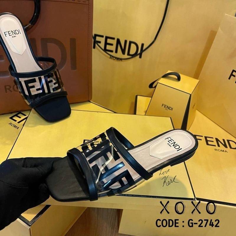 FENDI SANDALS แตะ ชนช้อป สวย แปะมาก แมทส์ชุดง่าย วัสดุด้านบนคาดพลาสติก สกีนแบรนด์