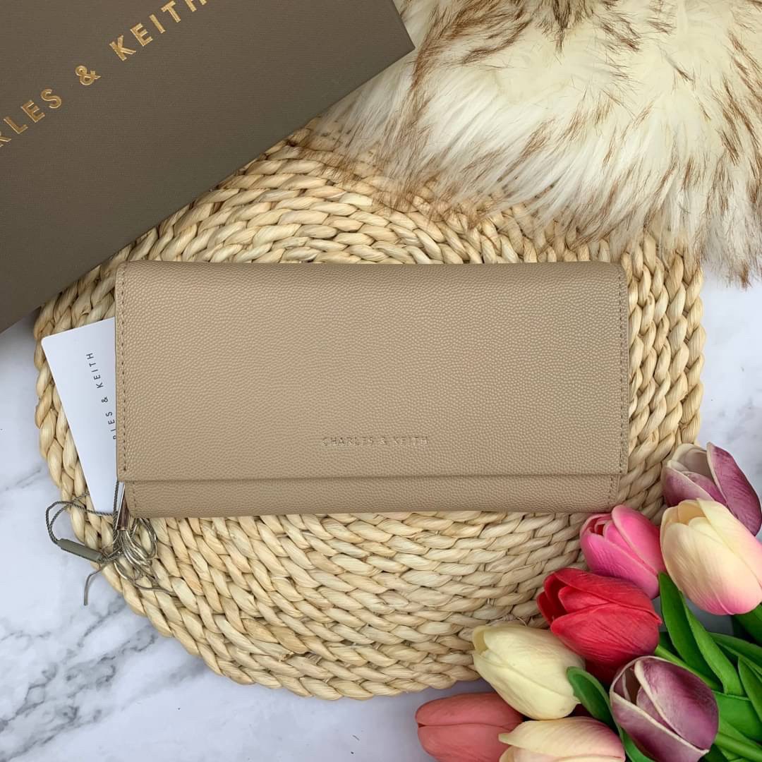 ของแท้ 💯% CHARLES & KEITH METAL TASSEL CLASSIC LONG WALLET กระเป๋าเงินใบยาวรุ่นพู่ยอดฮิต!! หนังพิมพ์ลายคาร์เวียร์ใช้ทน ด้านหลังมีช่องใส่บัตร/แบงค์ได้