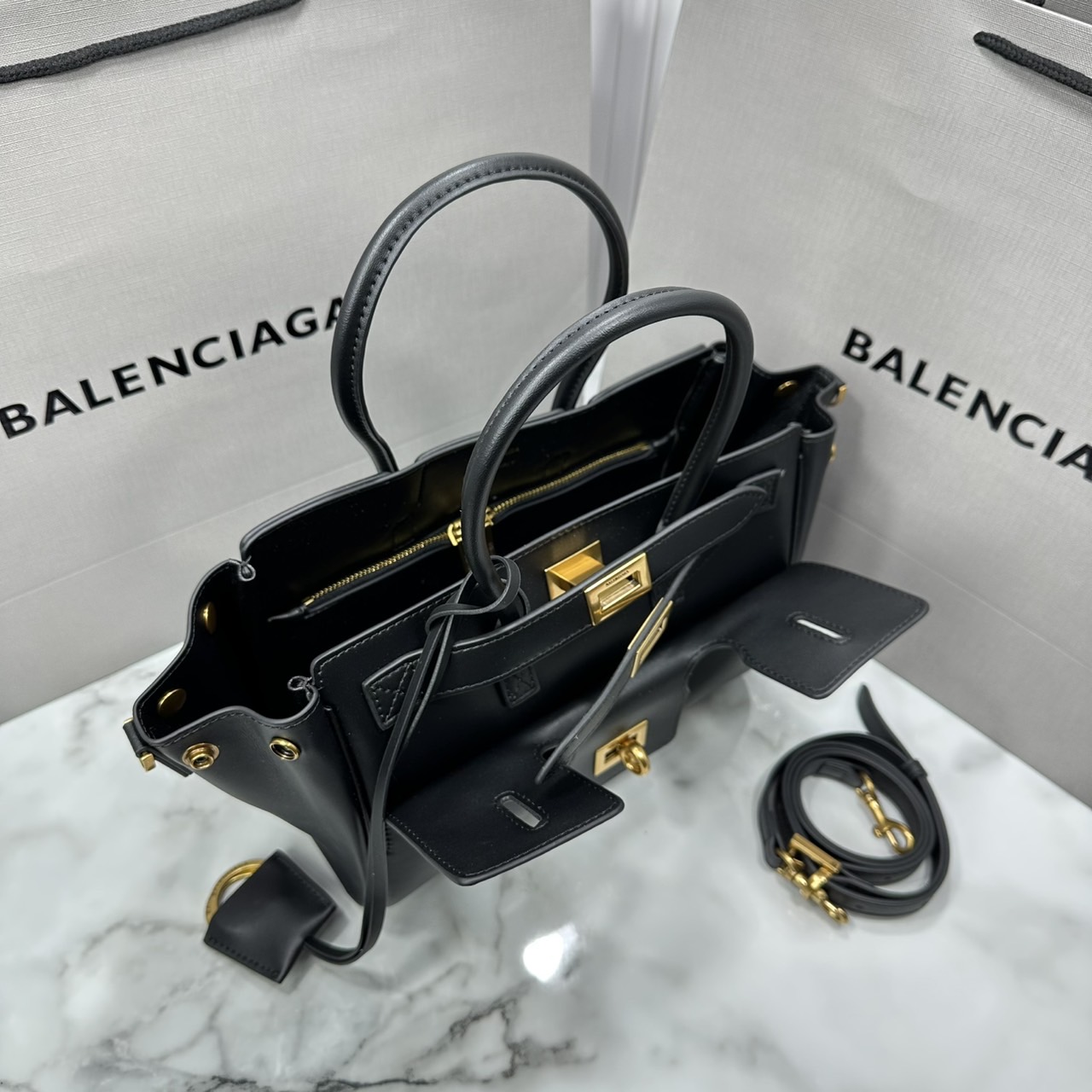 ORI หนังแท้ | Balenciaga Bel Air Carry All Bag Mini in Black smooth leather, aged-gold hardware ที่สุดของไฮแฟชั่น ดีไซน์เหนือกาลเวลาสุดไอคอนิค ต้องยกให้แบรนด์นี้เลยค่ะ กระเป๋าสะพายดีไซน์สวย!! หรู!! เลิศ!! ไม่ซ้ำใคร