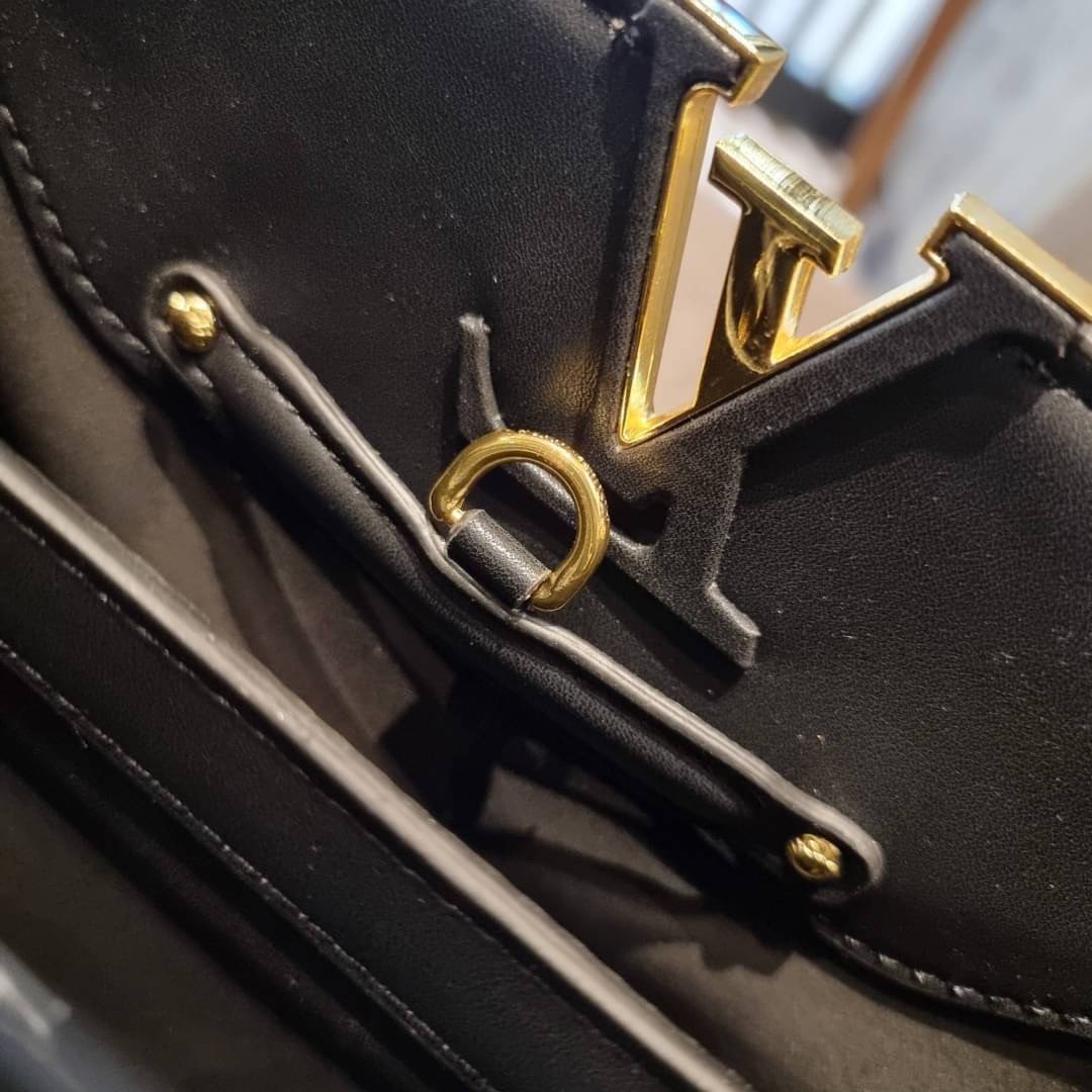 LV capucines top handle with vintager 1854 / LV SINCE 1854 CAPUCINES MM ที่สุดของความสวยในดีไซน์คลาสสิคย้อนยุค กระเป๋าถือสุดหรู มาพร้อมหูจับในตัว ด้วยรูปทรงวินเทจและวัสดุผ้าแคนวาสคละลายเต็มใบ สร้างดีเทลให้ไอเท็มนี้ได้ลุคผู้ดีไปอีก และยังมีลูกเล่นที่ฝาปิดก