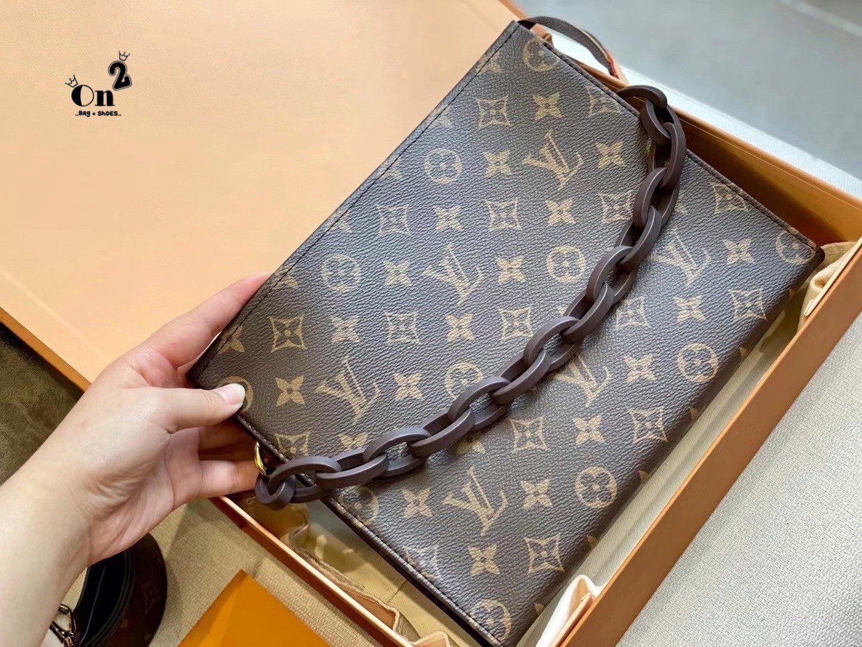 LV Toiletry 26 with strap / LV Toiletry Pouch 26 in Monogram Reverse Canvas with Wide Shoulder Strap Replica ต๊าซมากแม่ ลุคนี้ความเท่ ความปังได้หมด มาใหม่ลายโมโนแกรม งานซิปมา2 สาย งานสวยเป๊ะมาก ได้หญิงสะพายได้ ผู้ชายสะพายดี ใครหาอยู่ห้ามพลาดน้า งานอะไหล่ป