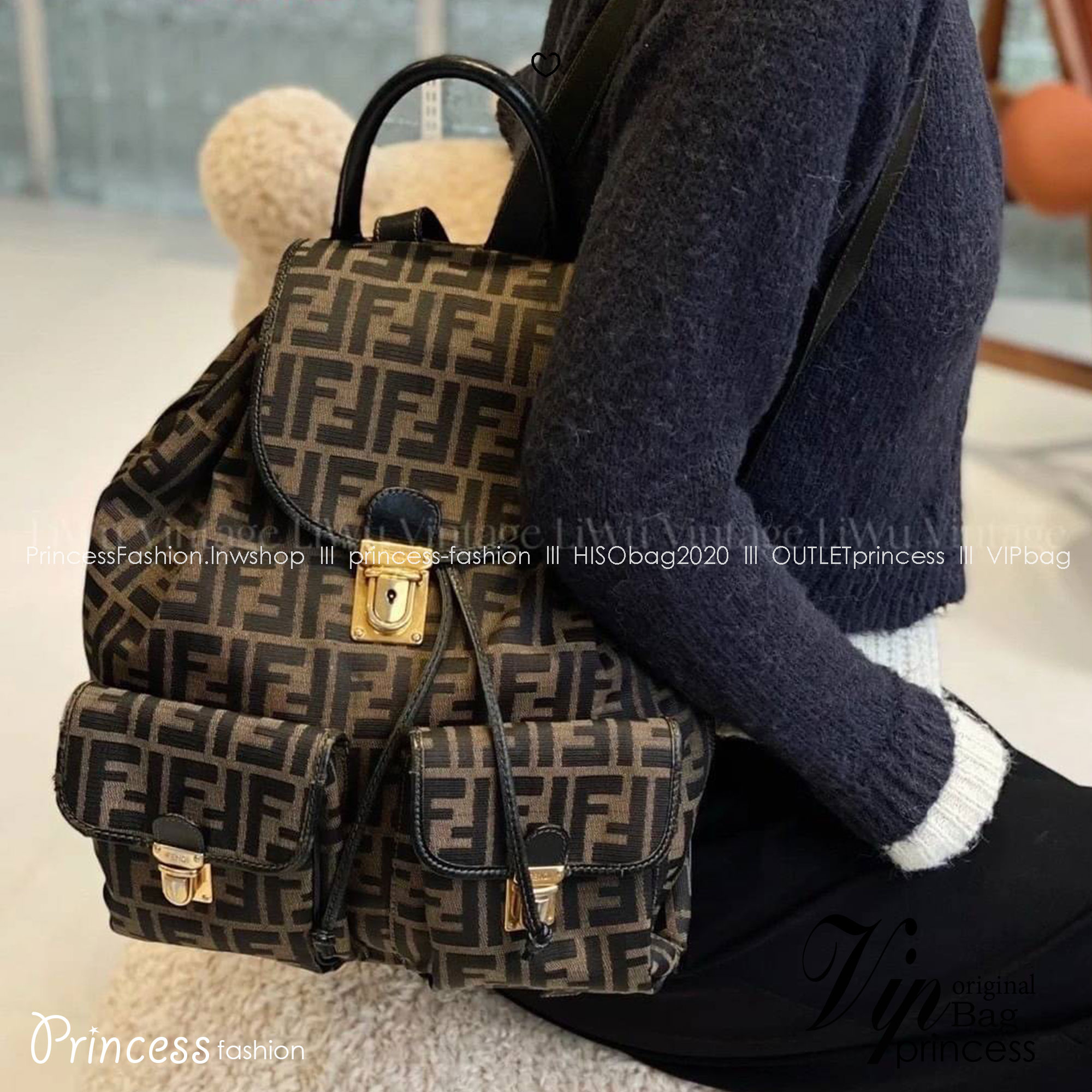 FENDI Zucca Monogram Backpack with 2 pocket กระเป๋าเป้ FF ใบใหญ่จุของได้เยอะ ภายในโล่งกว้าง พร้อมช่องใส่ของด้านหน้าสะดวกใช้งาน นานๆจะมีมาในรูปแบบเป้ให้ครอบครองกันค่า! วันไหนๆ ในไทยหรือ ตปท.ใบเดียวจบ!!