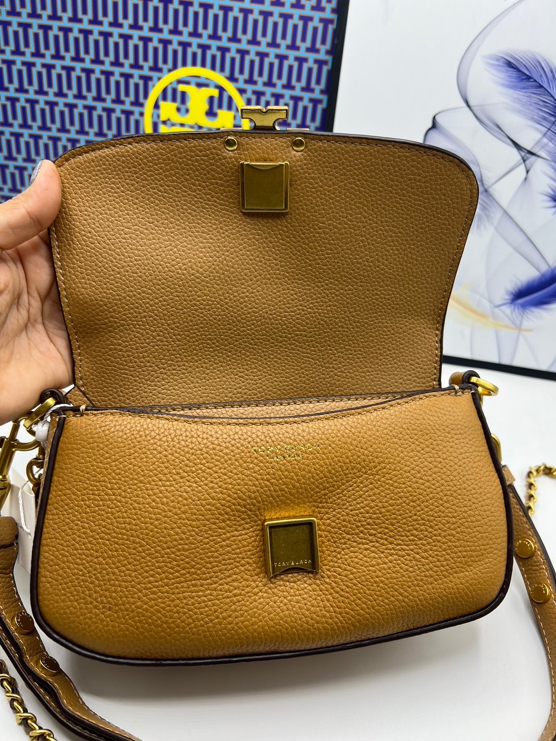 Tory Burch Britten Convertible Crossbody Bag กระเป๋าสะพายดีไซน์เรียบหรู เกรดออริ สลับแท้ 1:1 ใช้งานต่างประเทศได้