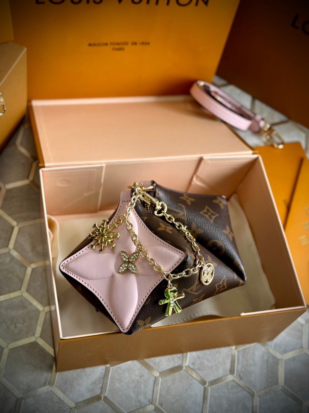 พร้อมส่ง 3 สี LV Bloom Pouch Monogram Flower coated canvas / Rose Jasmine / Banana / Denim กระเป๋าสะพายรุ่นใหม่ โดดเด่นด้วยรูปทรงทันสมัย Monogram Flower