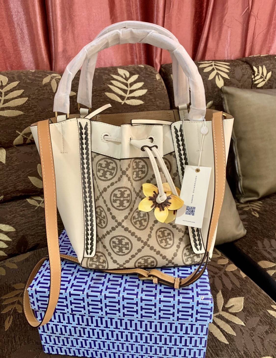 TORY BURCH T Monogram McGraw Braided Dragonfly Bag / TORY BURCH T MONOGRAM FLORAL CROSSBODY BAG กระเป๋าสะพายน้องใหม่มาแรง ลวดลาย Monogram ดีไซน์เก๋ วัสดุ calfskin อะไหล่สีทอง รูปทรงถักเปียด้านข้าง สายรุดประดับด้วยดอกได้ที่ทำจากหนัง สไตล์เรียบง่ายแต่ดูหรูส