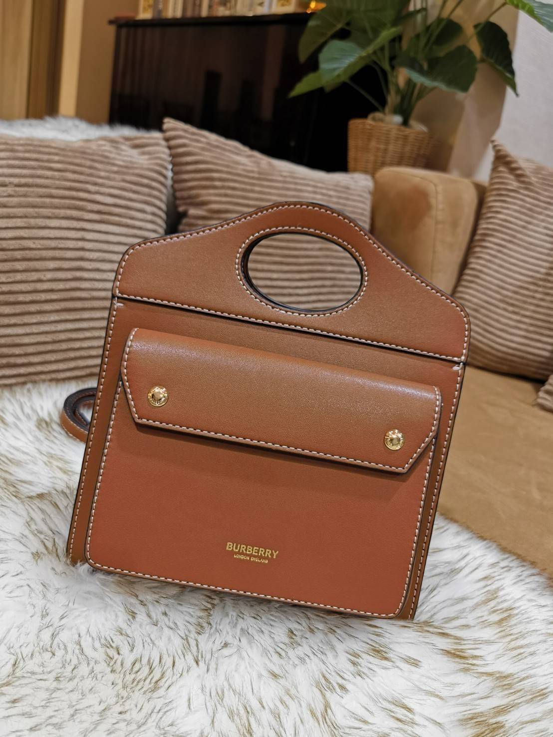 BURBERRY FRAGRANCES CROSSBODY BAG VIP GIFT WITH PURCHASE (GWP) พรีเมี่ยมกิ๊ฟ Limited Edition ใหม่ล่าสุดจาก BURBERRY PERFUME วัสดุหนังแท้ Calf Skin ทรงเหลี่ยม ดีไซน์สวยหรูอยู่ทรง ด้านหน้ามีช่องใส่ของ ภายในโล่งกว้าง มีช่องซิปแบรนด์ สามารถใส่กระเป๋าสตางค์ใบย