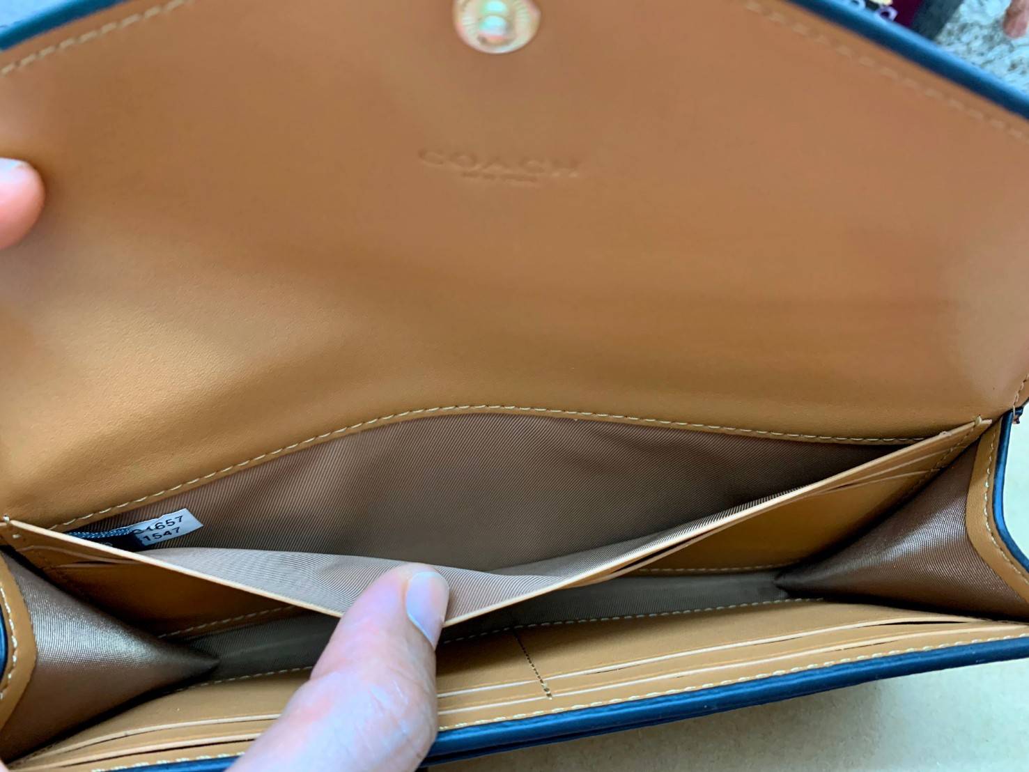 COACH SOFT WALLET BAG กระเป๋าสตางค์ใบยาว หนังชั้นแรก ลายcผสมหนังเรียบ แบบซองจดหมาย ฝาปิดเปิดแบบกระดุม มีช่องด้านหน้าหนึ่งช่อง ช่องใส่ธนบัตรตามยาวหนึ่งช่อง และช่องเสียบัตรต่างๆได้8ช่องค่ะ ด้านหลังเป็นช่องซิปยาวสำหรับใส่เหรียญนะคะ ใบขนาดพอดีมือ สีทูโทนน่าใช