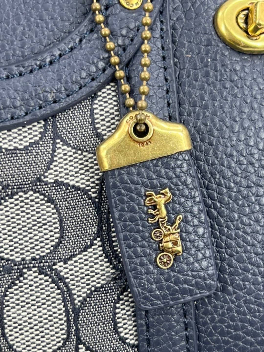 COACH LARK BAG 19 IN SIGNATURE JACQUARD พร้อมส่งที่ไทย สวยก่อนใครแน่นอนค่ะ กระเป๋าสะพายข้าง//ครอสบอดี้ร์ วัสดุหนังแท้+Jacqurd ได้ลงตัวสวยงามมากๆค่ะ มีช่องใส่ของจุกจิกทั้งด้านหน้าและหลัง ;เปิดปิดกระเป๋าแบบซิปคู่ ภายในสามารถใส่กระเป๋าเงินใบกลางได้;มือถือได้