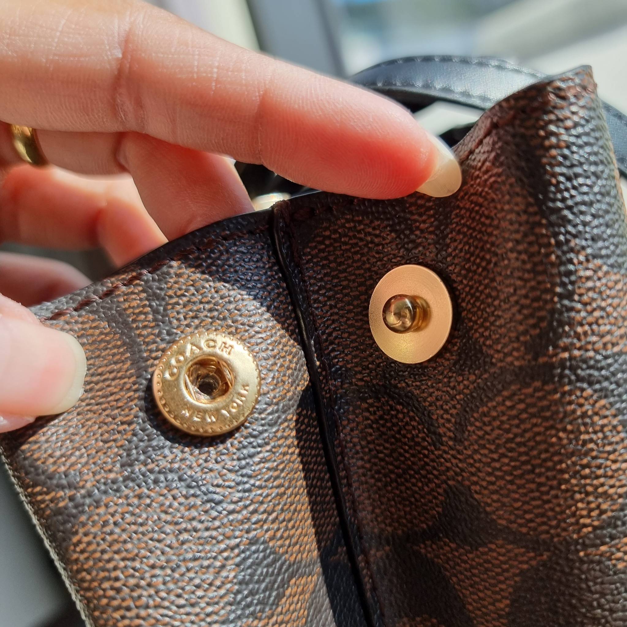 OUTLET 】COACH 73293 MINI AVENUE CARRYALL IN SIGNATURE CANVAS กระเป๋าสะพายรุ่นคลาสสิค คัมแบคแล้วจ้าแม่!! ไซส์กำลังสวย วัสดุหนังแคนวาสคุณภาพดี ด้านข้างเก็บทรงได้ เปิด-ปิดด้วยกระดุมแม่เหล็ก ใช้งานง่าย มีช่องซิป ใบนี้เห็นเล็กๆ แต่จุได้เยอะพอสมควรเลยน้า ɣ