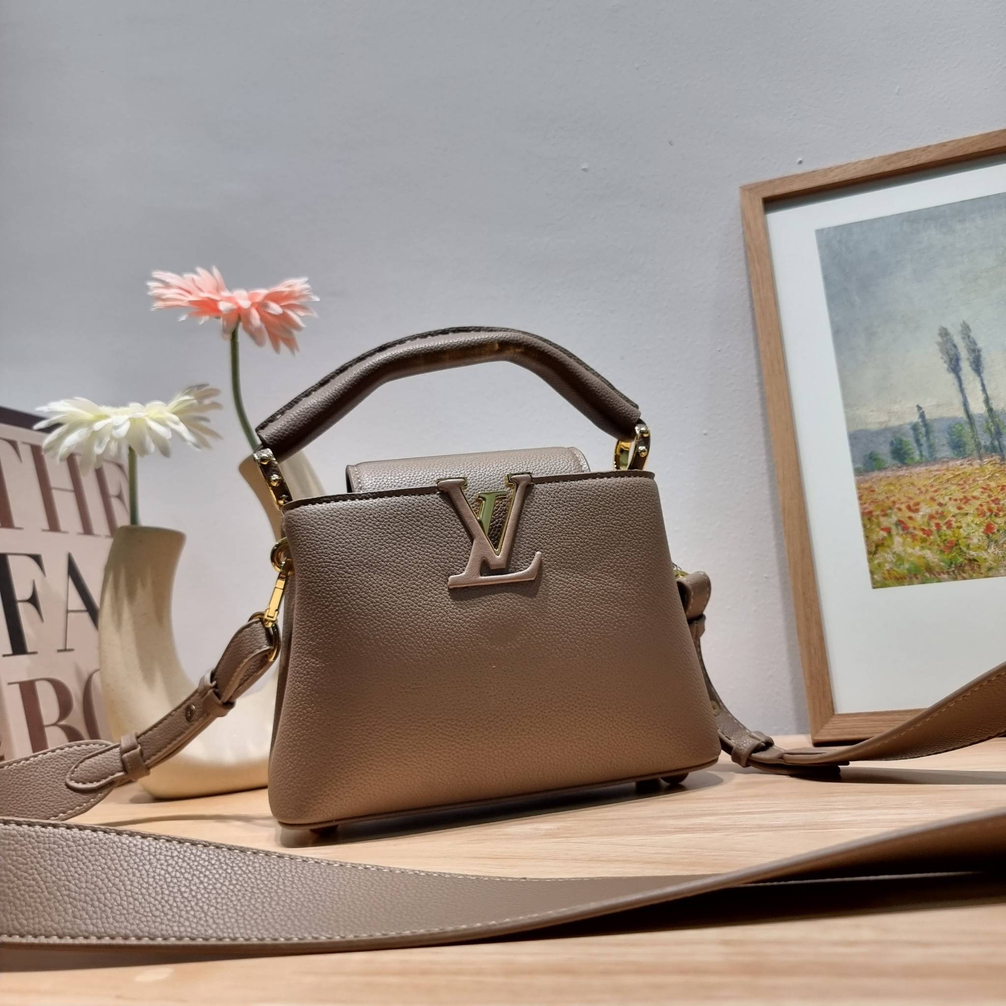 LV capucines mini top handle ที่สุดของความสวยในราคาเบาๆ กระเป๋าถือสุดหรู ดีไซน์ทรงคลาสสิค ที่รอบนี้มาในไซส์มินิ ดีงามม้ากกกก!! มาพร้อมหูจับในตัว ด้วยรูปทรงวินเทจและวัสดุหนังลูกวัว ขับผิว ทำให้ไอเท็มนี้สะกดทุกสายตาจริงๆ