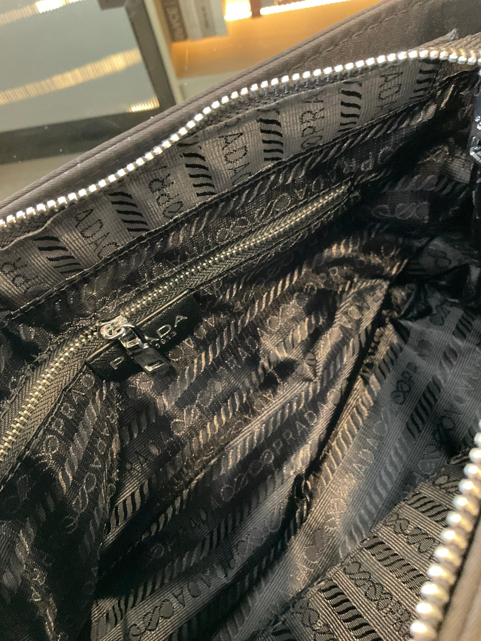 Prada Nylon Crossbody Bag กระเป๋าผ้าไนล่อน ตามแบบฉบับของแบรนด์ เลิศมาก สะพายเป็น shoulder bag หรือ Crossbody ก็ได้คะ ขนาดกำลังดีคะ ตัวกระเป๋าเบามาก เปิดปิดด้วยซิปรูดด้านมีช่องซิปแยกใส่ของ สามารถใส่มือถือได้ทุกรุ่น