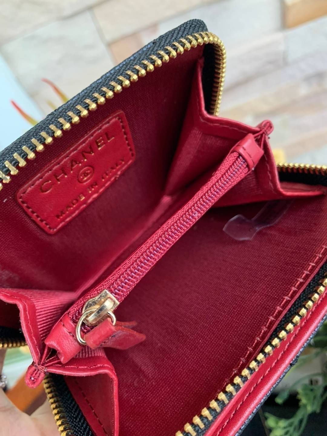 Chanel Short Wallet Caviar Skin กระเป๋าสตางค์แบบสั้น งานพรีเมี่ยมกิ๊ฟสุดพิเศษ มาพร้อมกล่องและการ์ด สำหรับมอบเป็นของขวัญให้กับคนพิเศษในโอกาสดีๆ กระเป๋าสตางค์สั้นใบนี้สามารถใช้งานได้ทั้ง2ด้าน มีทั้งด้านช่องซิปใส่เหรียญ อีกด้านสำหรับใส่ธนบัตรและการ์ด วัสดุลา