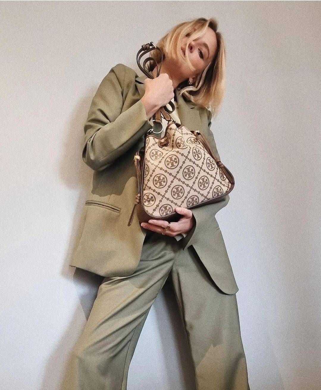 TORY BURCH T MONOGRAM JACQUARD BELL BAG คอลเลคชั่นใหม่ กับกระเป๋าลายโมโนแกรมยอดฮิต ที่มาในรูปทรงดีไซน์สวยเก๋ ชิคๆคูลๆ รับรองว่าไม่มีเกร่อ ตัวกระเป๋าทรงเหลี่ยม รูปเก็บทรงได้ในส่วนของปากกระเป๋า หรือไม่รูด ก็ได้ความสวยไปอีกแบบ วัสดุผ้า jacquard ตัดสลับหนังแท