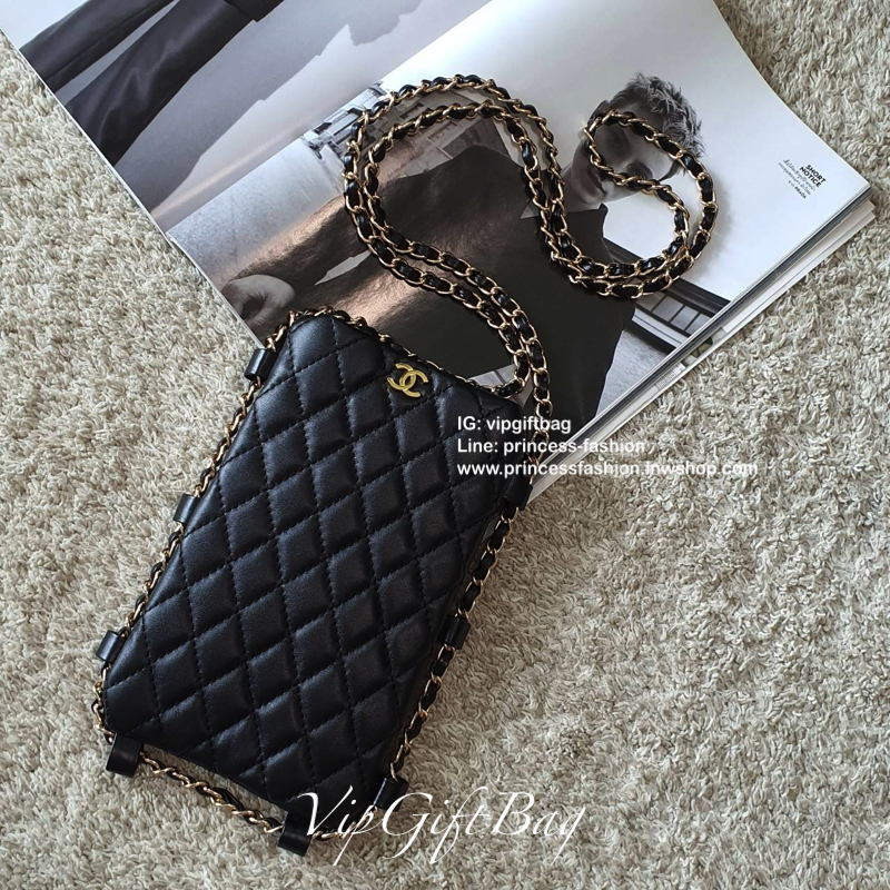CHANEL VIP GIFT WOC BAG กระเป๋าสตางค์คล้องคอ/ Crossbody ที่กำลังมาแรงมาในตอนนี้ ตัวกระเป๋าเป็นกระเป๋าสตางค์หนังพียูพรีเมี่ยม **อะไหล่ทองทั้งใบ ด้านหน้าประดับโลโก้ CC สุดหรู เปิดปิดด้วยกระดุมแม่เหล็ก ใส่มือถืได้ทุกรุ่น ธนบัตรแบบพับ ปละเหรียญได้ ขนาดกำลังน่