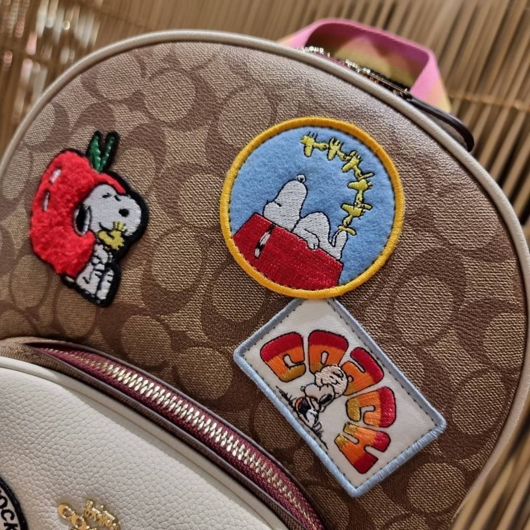 COACH C4115 COACHxPEANUTS COURT BACKPACK IN SIGNATURE CANVAS WITH VARSITY PATCHES แรงดีไม่มีตก กับคอลเลคชั่นที่ใครๆก็หลงรัก กระเป๋าเป้ทรงสวย ดีไซน์ตกแต่งลายสนูปพี โดดเด่นกว่าใคร วัสดุหนังแคนวาสสลับหนัง pepble ลงตัวที่สุด เป็นไอเท็มที่น่ารักและแฝงความหรูเล