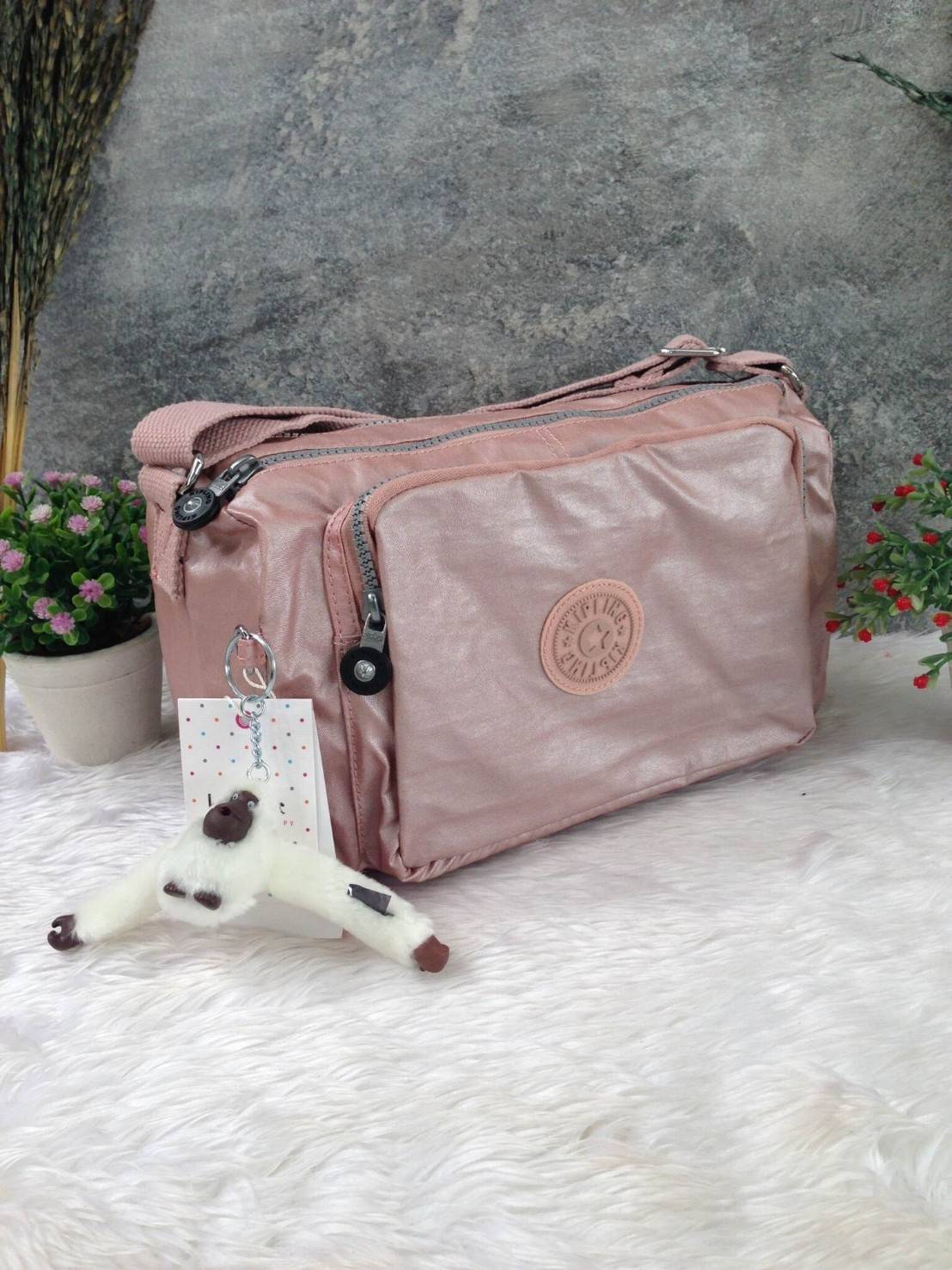 กระเป๋าสะพาย KIPLING รุ่น Reth วัสดุไนล่อนคุณภาพดี มาพร้อมดีไซน์ทันสมัย และสามารถใช้งานได้อย่างดี เข้ากับทุกการแต่งตัว โดดเด่นด้วยพื้นที่ภายในและช่องต่างๆ ที่ให้คุณจัดเก็บของสำคัญได้ครบถ้วน ไม่ว่าจะเป็นมือถือ ปากกา หรือไอเท็มจำเป็นของคุณ สายสามารถปรับและถ