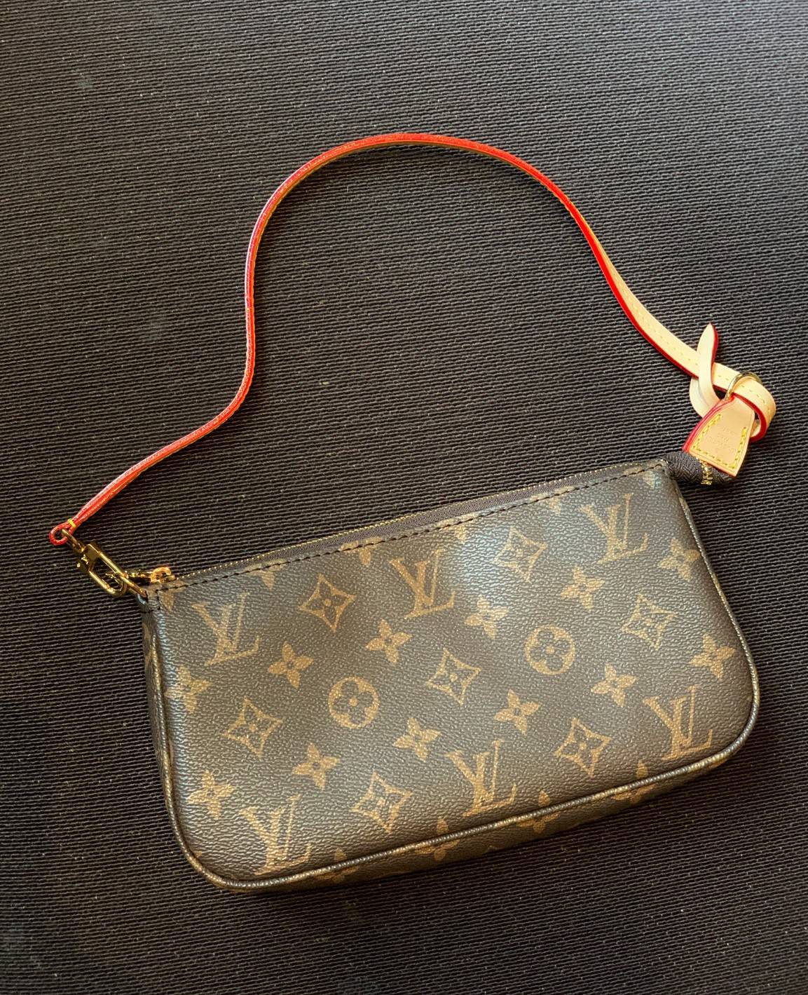 น้องน่ารักน่าใช้มากๆค่ะ LOUIS VUITTON POCHETTE ((Premium Gift Lv)) กระเป๋าหิ้ว//คล้องไหล่//สะพายข้าง//หรือถือแบบคลัท ชิลๆได้เลยค่า หนังแกะแท้นิ่มสวย เปิดปิดกระเป๋าแบบซิป ภายในสามารถใส่กระเป๋าเงินใบกลางได้; มือถือได้;พาสปอร์ตได้;ของจำเป็นจุกจิกสาวๆได้เยอะเ
