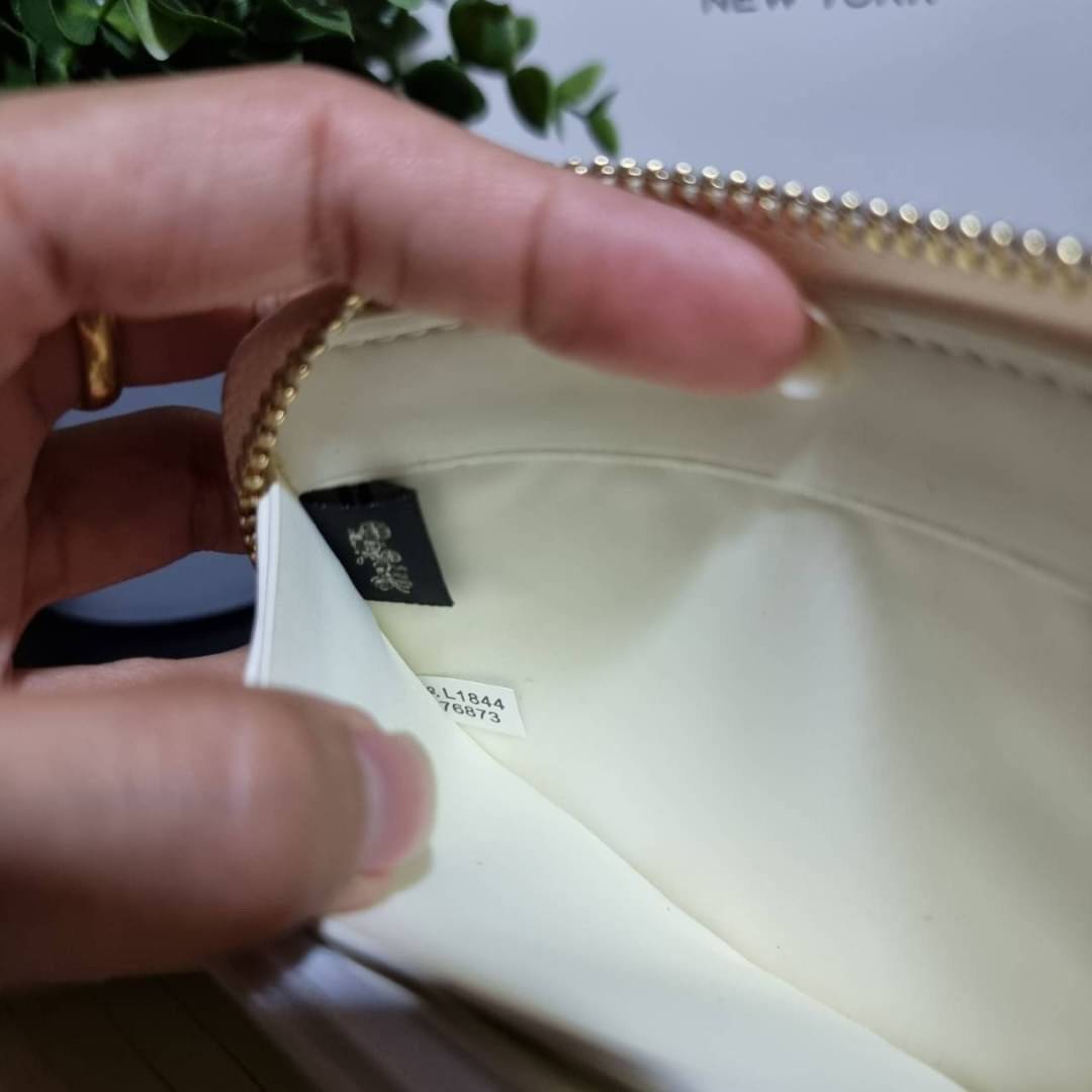 COACH F76873 ACCORDION ZIP WALLET IN SIGNATURE CANVAS Best seller กระเป๋าสตางค์รุ่นคลาสสิค ซิกเนเจอร์ของแบรนด์ ที่ขายดีตลอดกาล วัสดุหนังแคนวาสเคลือบสลับหนังแท้ เปิด-ปิดด้วยซิปรอบ รูดใช้งานง่าย ใส่บัตรได้ มีช่องซิปใส่เหรียญ ใส่มือถือได้ พกใบนี้ใบเดียวเอาอย