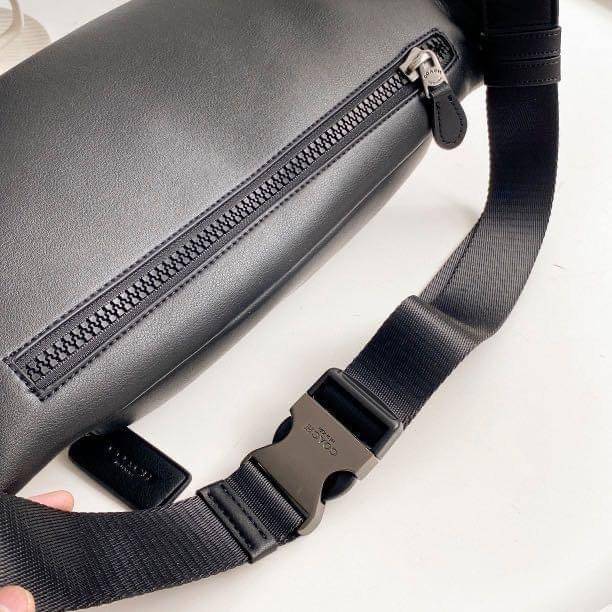 COACH TRACK BELT BAG IN SIGNATURE พร้อมส่งที่ไทยค่ะ! กระเป๋าคาดอก ใบใหญ่กำลังดี หนังแท้นิ่ม ทรงสวย ด้านหน้ามีช่องซิปคู่ใส่ของจุกจิกค่ะ ช่องซิปหลักกว้าง ใส่ของจำเป็นได้ครบค่ะ พร้อมช่องซิปยาวตอนหลังให้อีกช่อง// สายคาดเลื่อนปรับได้ฟรีไซด์นะคะ