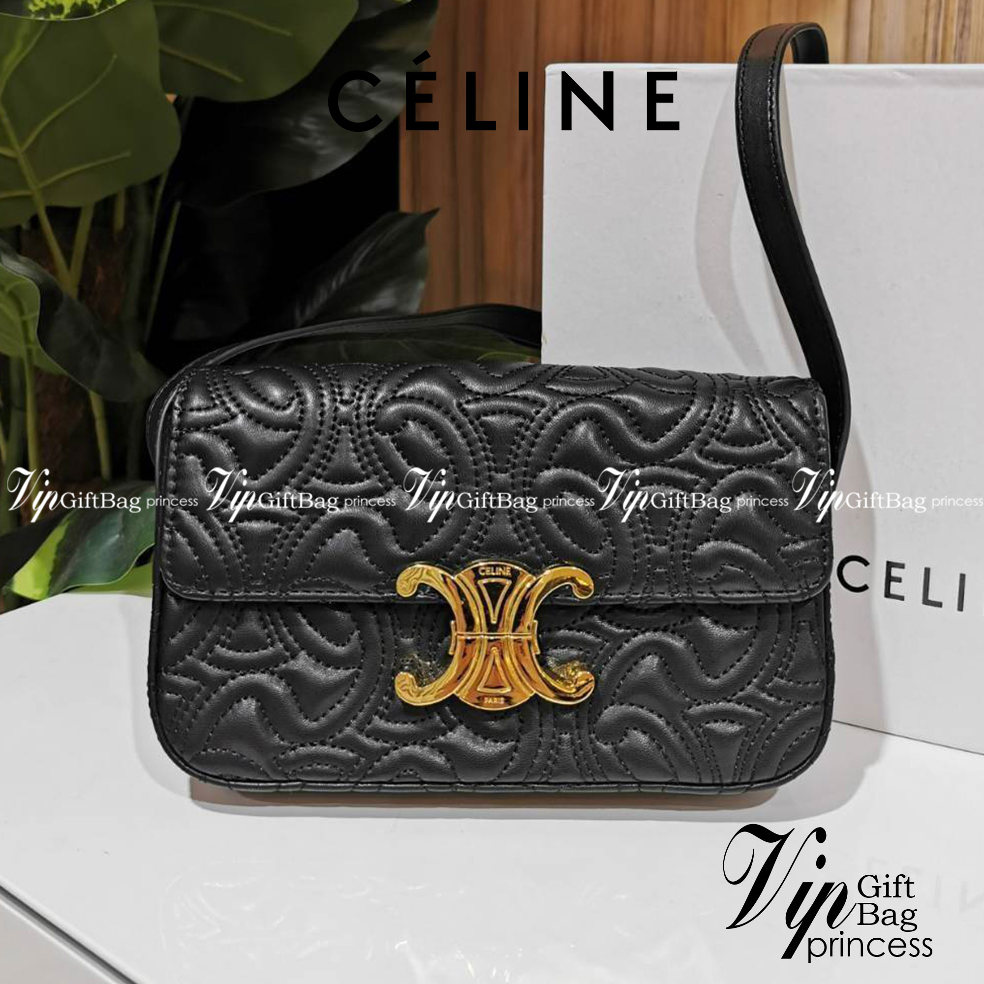 พร้อมส่งความสวย! ไอเท็มหายาก! ห้ามพลาดค่ะ! CELINE TRIOMPHE SHOULDER BAG VIP วัสดุหนังแท้ลวดลายเอกลักษณ์ของ CELINE TRIOMPHE ดีไซน์ยอดนิยมสไตล์สาว LISA เปิดปิดด้วยฝาปิดโลโก้แบรนด์อะไหล่ทอง ภายในโล่งกว้าง ใส่มือถือ กระเป๋าสตางค์ เครื่องสำอางค์ ของใช้จุกจิกได