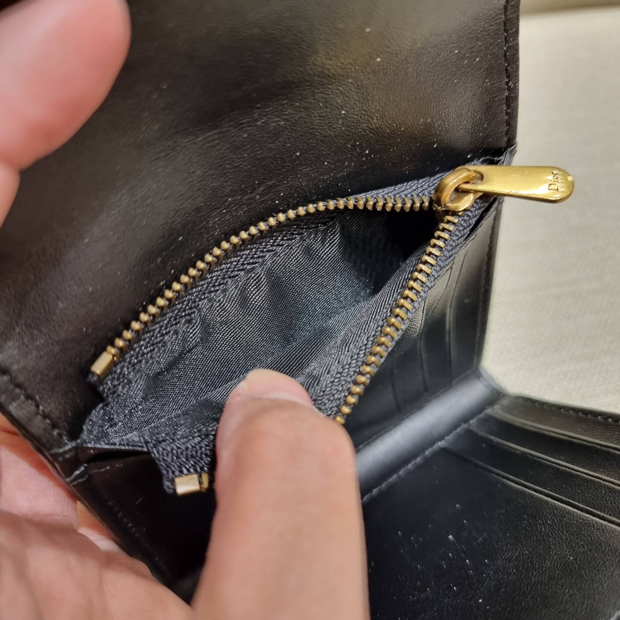 VIP 】CD TRIFOLD WALLET WITH GWP ที่สุดของความคลาสสิค กระเป๋าสตางค์ใบสั้นแบบพับ พรีเมี่ยมกิ๊ฟจากเคาน์เตอร์ วัสดุผ้าแคนวาสปักลาย สลับหนังแท้ภายใน โลโก้สีทองเหลือง สวยวินเทจ โดดเด่นเป็นเอกลักษณ์ ภายในมีช่องใส่บัตร ใส่ธนบัตร ใส่เหรียญได้ คัดมาให้แบบปังๆ ต้องจ