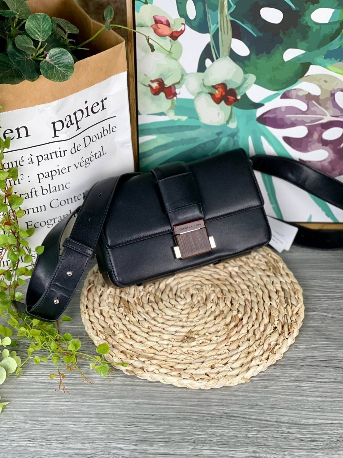 Charles & Keith Front Flap Push Lock กระเป๋าสะพายข้างทรงสวย จุดเด่นที่อะไหล่ลายไม้ตรงตัวเปิดปิด น้ำหนักเบา ด้านหลังมีช่องใส่ของได้ เปิดปิดแบบตัวกดล็อก ด้านในจุของได้พอสมควร เช่น iPhone 12 Pro Max กระเป๋าเงินใบกลาง/สั้นเป็นต้น สายสะพายยาวปรับสายได้ (ถอดสาย