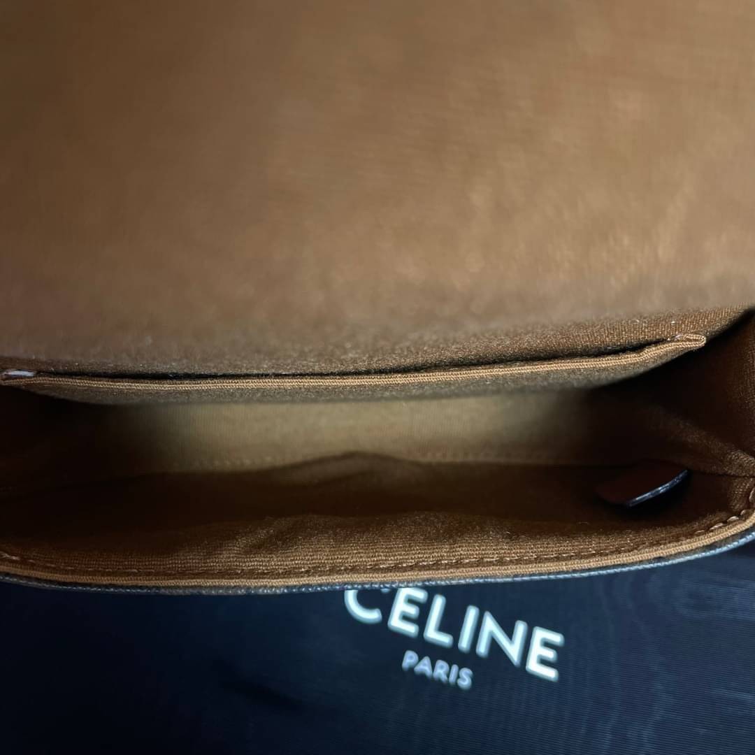 หนังแท้ CELINE MINI BESACE IN TRIOMPHE CANVAS AND CALFSKIN พร้อมส่งที่ไทย เกรดเทพออริจินอล รุ่นหนังดีสุดกระทบแสงขึ้นเงา พิมพ์ลายคมชัด กระเป๋าทรงครอสบอดี้ ลายโมโนแกรมวินเทจ รุ่นที่ดาราเกาหลีใช้กันเยอะมาก และเป็นอีกหนึ่งใบที่ครองใจสาวๆ ทั้งในไทยและเทศ วัสดุ