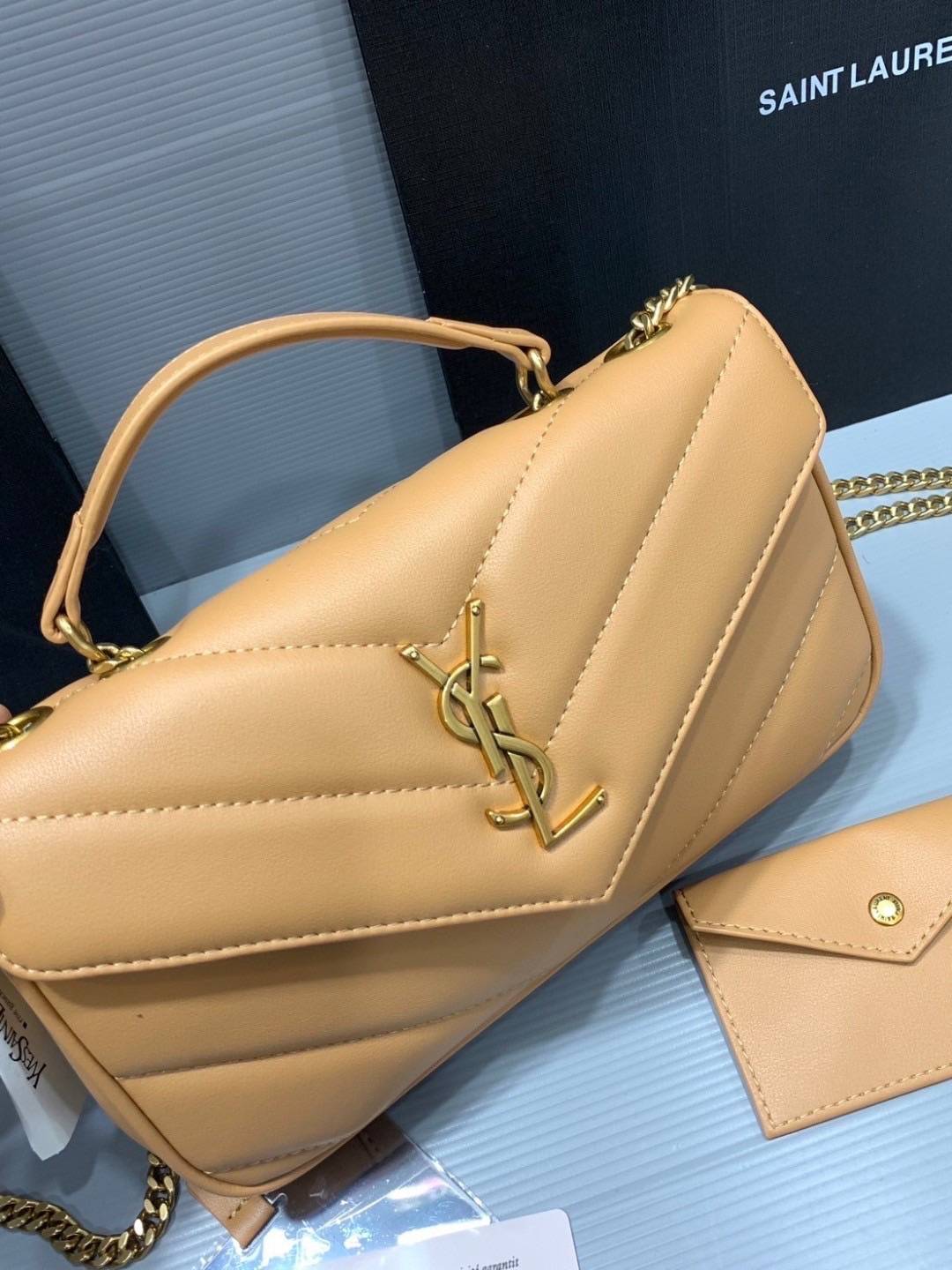 ORI | หนังแท้ 25cm YSL loulou small in matelassé กระเป๋าสะพายทรงสวยคลาสสิค มาพร้อมใบเล็กใส่การ์ด งานหนังแท้สมผัสนุ่มมือตะเข็บเย็บลายเชฟรอนสวยเป็นเอกลัษณ์