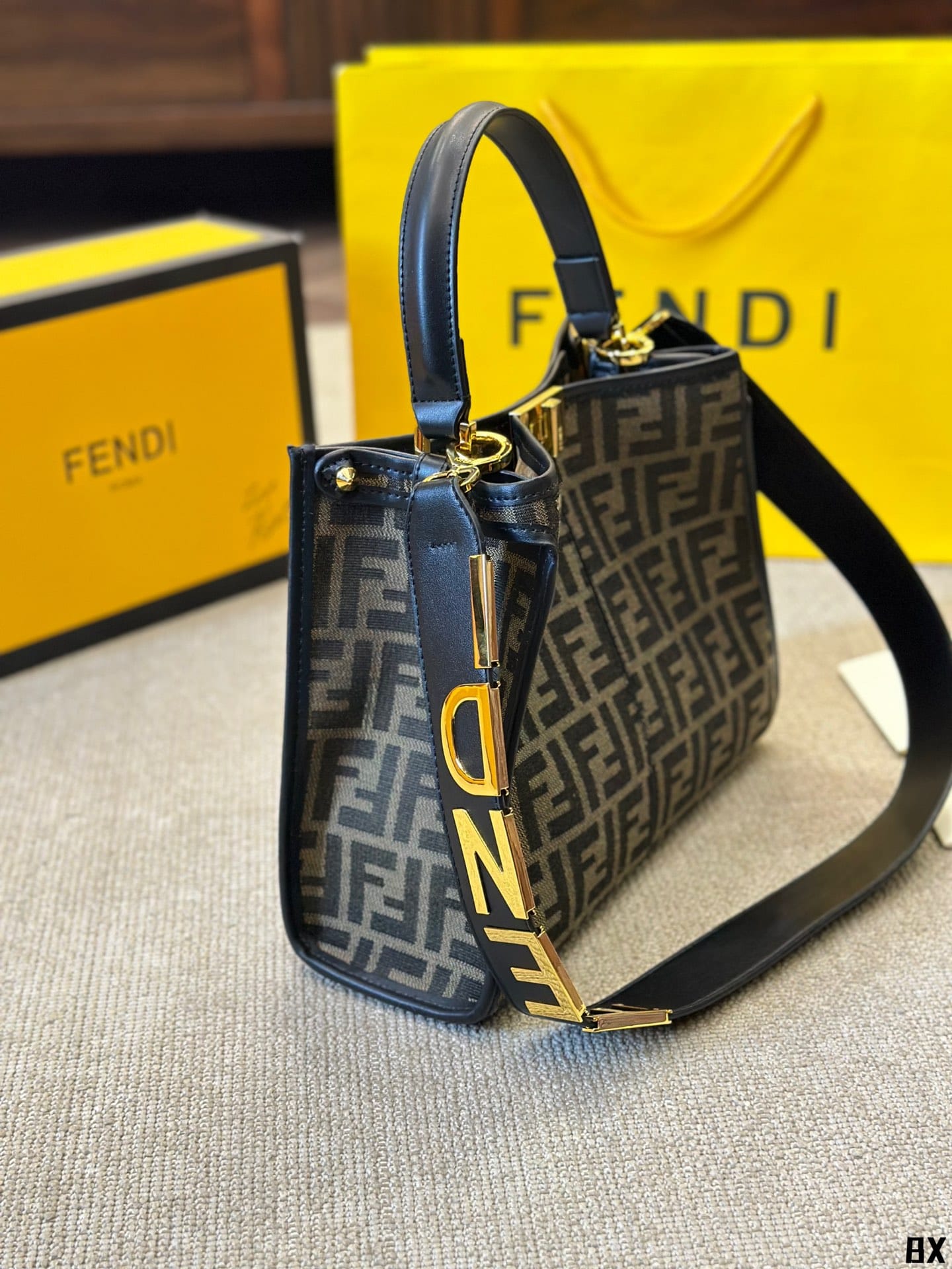FENDI PEEKABOO XLITE TOTE Canvas Monogram Bag กระเป๋าทรงโท้ท ดีไซส์เป็นเอกลักษณ์ รุ่นหายาก ทรงสวยหรู ดูแพงเกินเบอร์!!