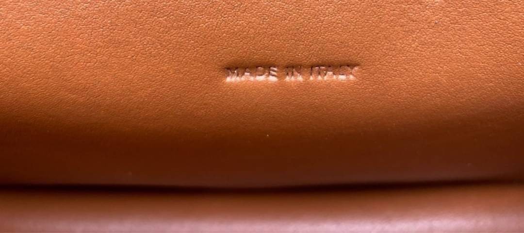 CELINE WALLET ON STRAP / CELINE TRIOMPHE CLUTCH กระเป๋าสะพายข้างใบเล็กสวยคลาสสิค สวยตะโกน งานเป๊ะปัง มีสายสะพายหนังสีน้ำตาล ถอดสายออกเพื่อเป็นกระเป๋าถือทรงคลัชท์เปลี่ยนลุคช์ ลวดลายtriomphe ความเป็นแบรนด์ CELINE ได้อย่างชัดเจน ให้ความรู้สึกที่ดูวินเทจ ที่ส