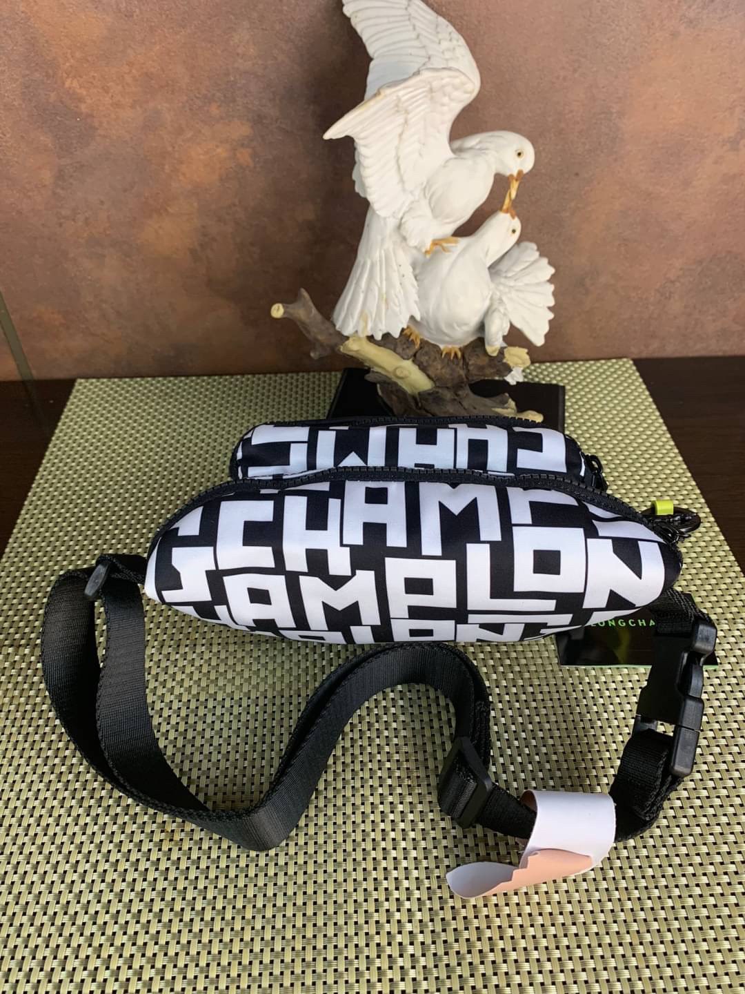 LONGCHAMP LE PLIAGE LGP BELT BAG M เท่ห์อย่างมีสไตล์กระเป๋าทรงคาดอกและคาดเอวดีไซน์แนวสปอร์ต เพิ่มความโดดเด่นทันสมัยด้วยลายซิกเนเจอร์ มีช่องซิปที่ใช้งานง่ายช่วยให้คุณหยิบใช้สิ่งของจำเป็นได้อย่างสะดวกและง่ายดาย และผสานสายรัดแบบปรับได้เข้ากับหัวเข็มขัดตัวล็อ