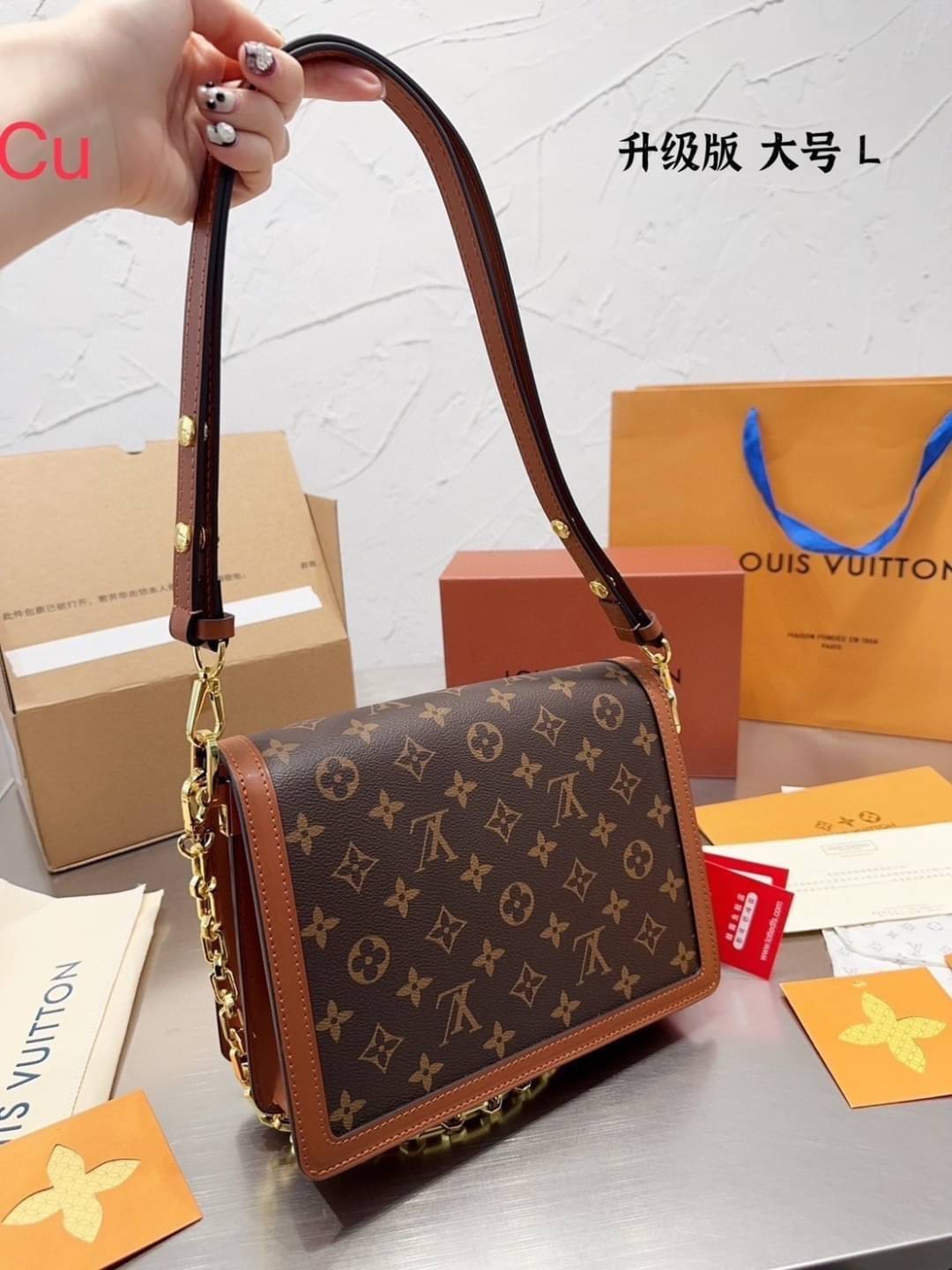 LV Dauphine Bag Monogram Canvas กระเป๋าสะพายทรงสุดคลาสสิคลุคคุณนาย โมโนแกรมแคนวาส ส่งท้ายปีแบบสุดหรู ในราคาจับต้องได้ สุดคุ้ม สวยทุกมุมจริงๆ -- [รับตัวแทนกระเป๋า]