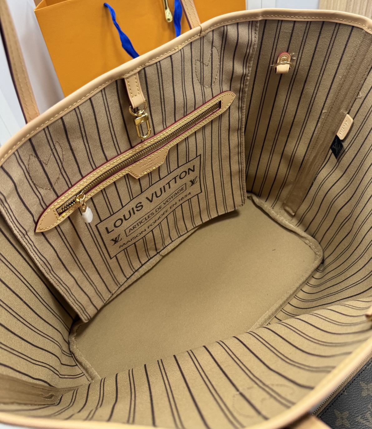 ORI หนังแท้ | LV Neverfull bag Size M Monogram Canvas กระเป๋าสะพายทรงโท้ท ดีไซน์คลาสสิกเหนือกาลเวลาเข้ากับดีเทลที่สืบทอดมายาวนาน แคนวาสแต่งขอบหนัง