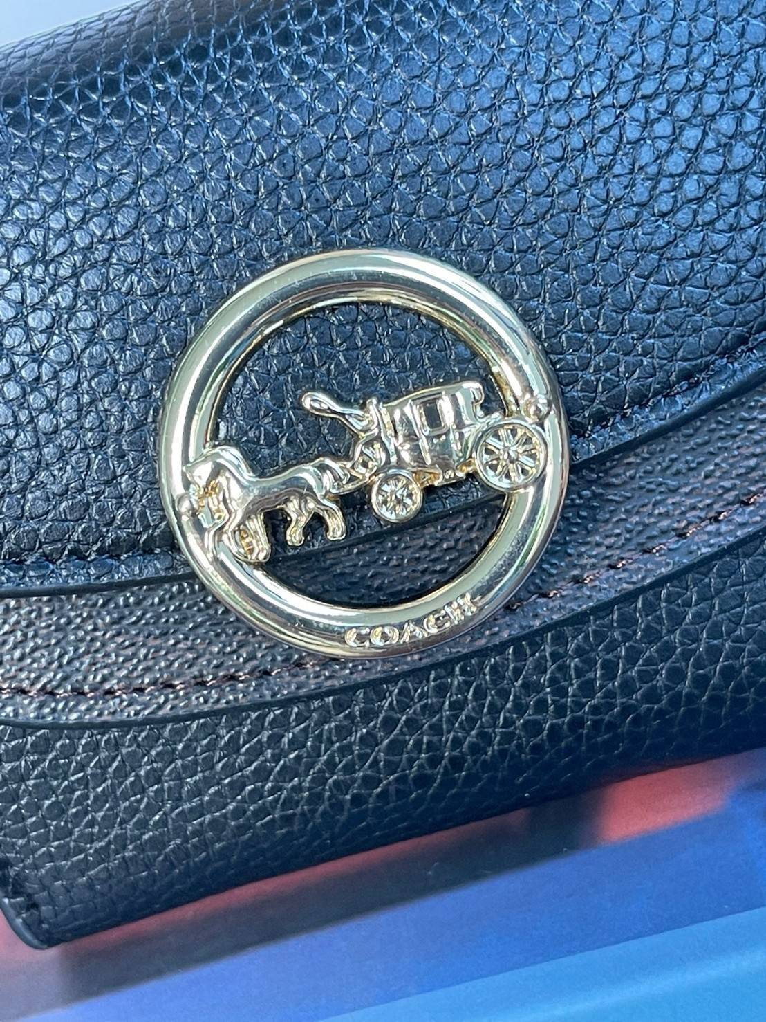 OUTLET 】COACH JADE SMALL DOUBLE FLAP WALLET IN COLORBLOCK (COACH F88002) หากใครต้องการกระเป๋าสตางค์ใบสั้นสำหรับวันที่ต้องการใช้กระเป๋าสะพายใบเล็ก หรือวันที่ไม่พกกระเป๋าสะพาย เราขอแนะนำใบนี้เลยค่ะ โดยใบนี้เป็นกระเป๋าสตางค์แบบพับสามทบ ปิดแบบกระดุม2ชั้น มีช่