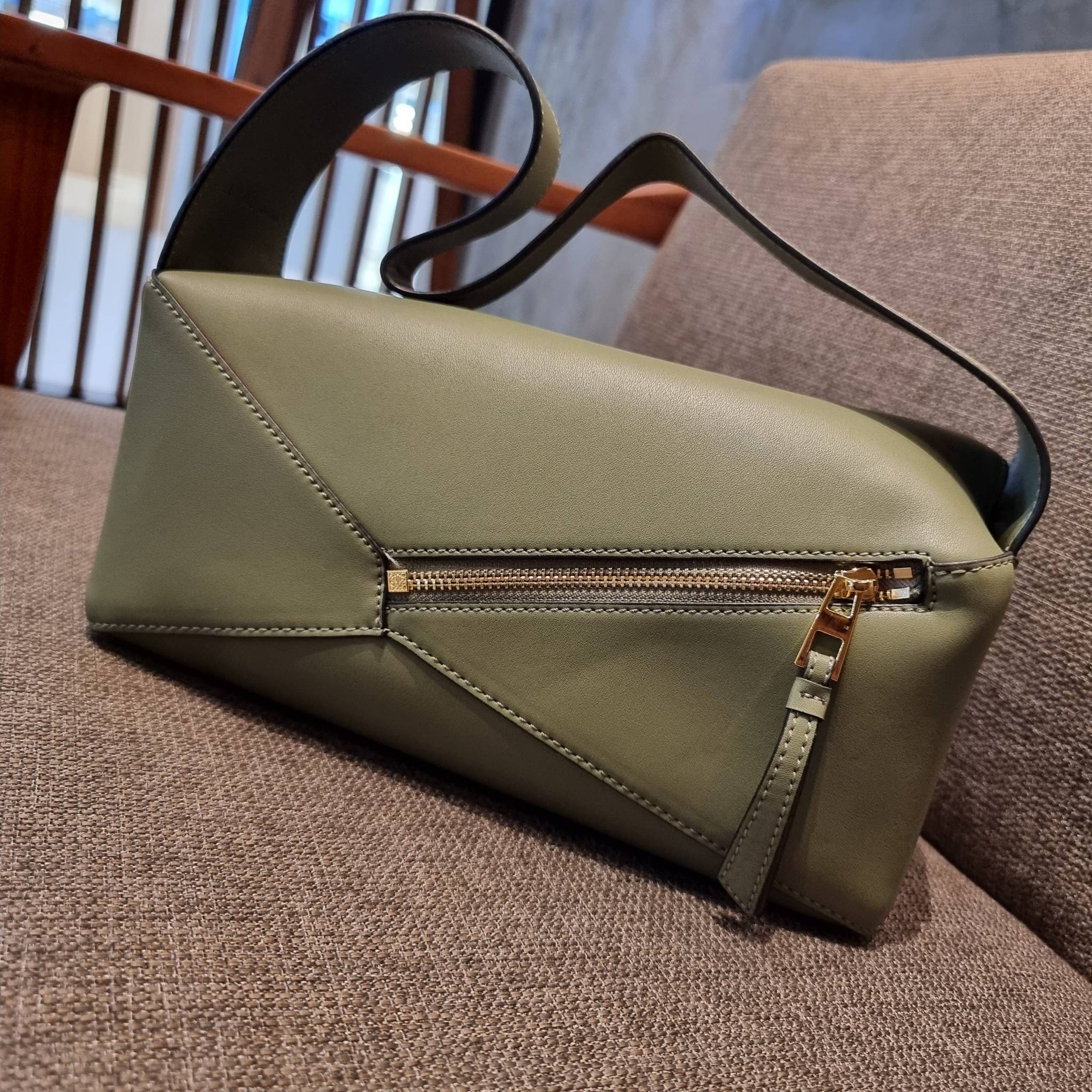 LOEWE PUZZLE HOBO BAG ใหม่ล่าสุด กับแบรนด์ที่มีดีไซน์โดดเด่นเป็นเอกลักษณ์ สวยหรูทุกรุ่นจริงๆ!! กระเป๋าสะพายโฮโบ ทรงสวย สไตล์พัซเซิลคลาสสิค วัสดุหนังวัวฟอกสี นิ่มมือ ฟินมาก!! เปิดใช้งานด้วยซิป ที่ภายในโล่งกว้าง ใส่ของสำคัญได้ครบไม่มีพลาด แบบสบายๆ มาพร้อมสา