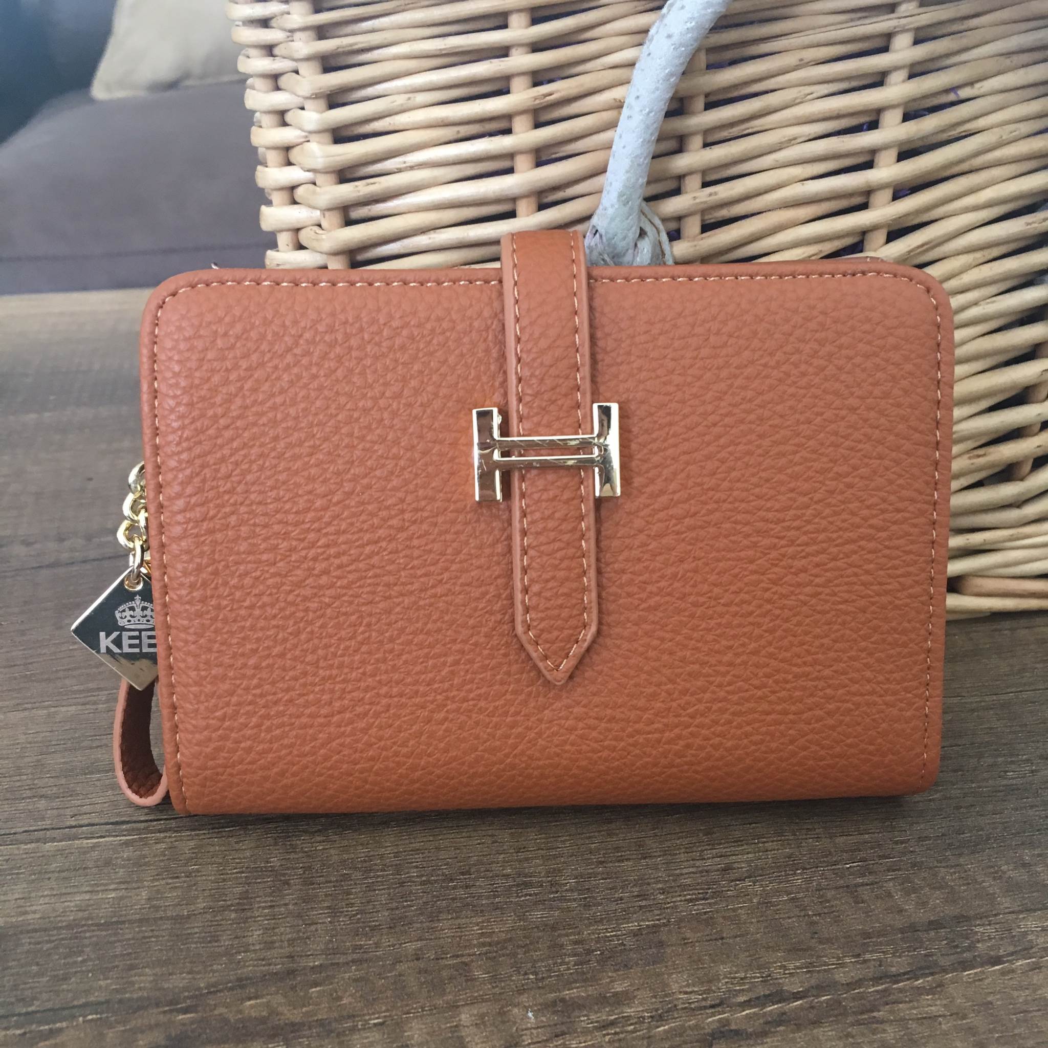 รุ่นขายดีที่สุดในสามโลก พร้อมส่งละค่า ! Classic short wallet bag กระเป๋าสตางค์สั้นสามพับ หนังแกะสังเคราห์ เนื้อดี้_ดี ค่า ดูแลรักษาง่าย ดีไซด์เก๋ที่ซิป แถมภายในมีช่องใส่บัตรหลายช่อง แบ่งเป็น 3 พับเลยคะ เห็นสั้นๆ แบบนี้แต่จุได้เยอะคะ พร้อมช่องซิปใส่เหรียญ