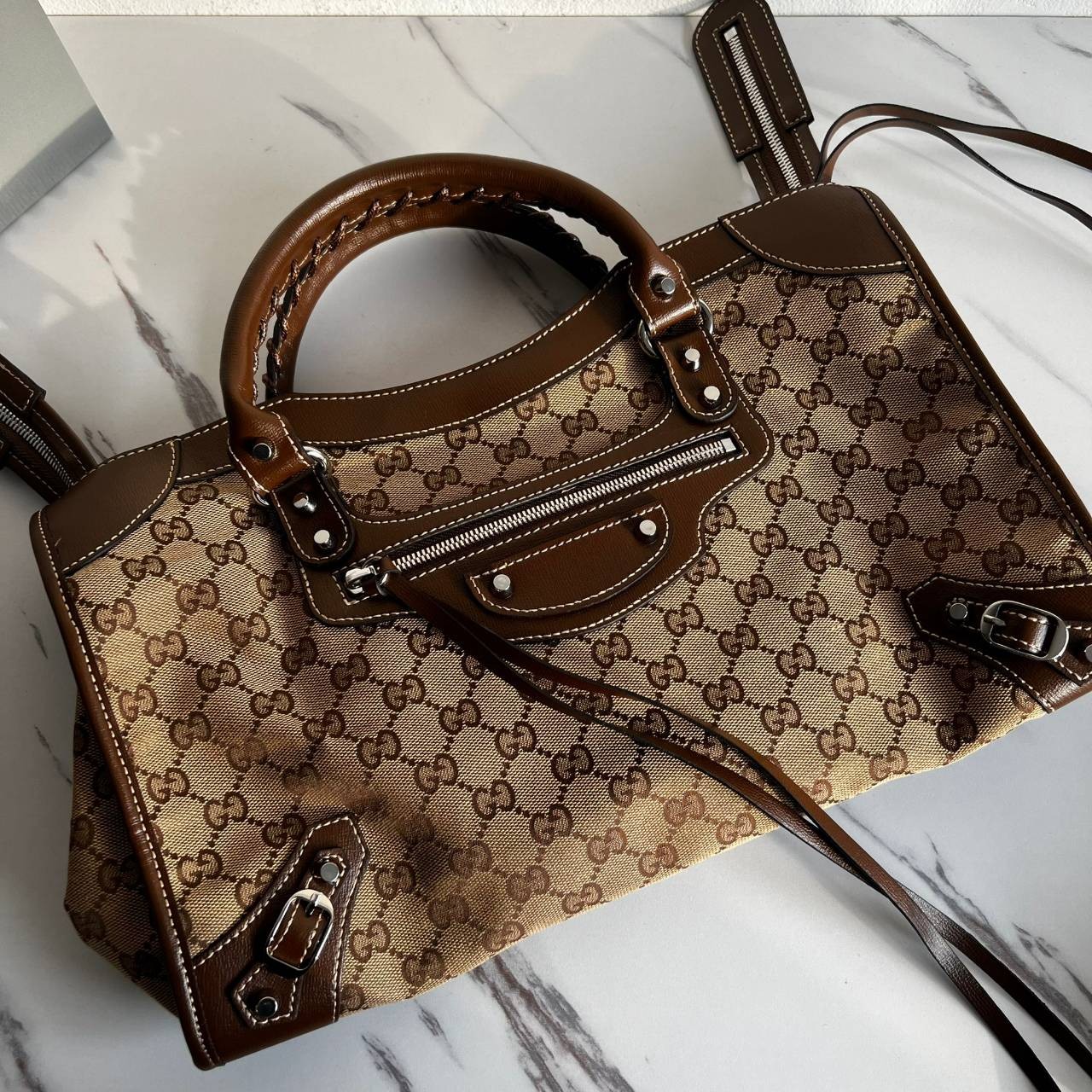หนังแท้ Gucci The Hacker Project medium Neo Classic bag พร้อมส่งที่ไทย มาแล้วนะค้า มาแรง ขายดีม๊ากกกค่ะ GUCCI x BALENCIAGA CITY BAG ใบนี้มีสายสะพาย มาแรงที่สุดในตอนนี้ เป็นการออกแบบร่วมกันของ2แบรนด์ดัง เฟียส สวย แพทเทิร์นลาย ทรง เป๊ะๆ งานเทพสุดแบบเทียบแท้