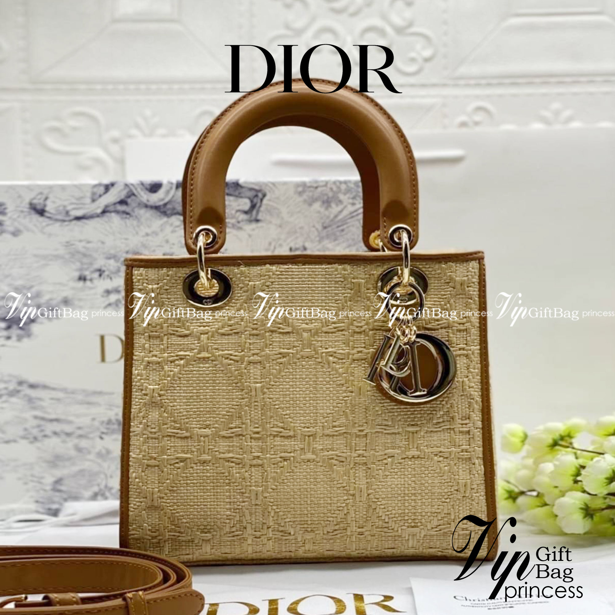 ORI 】DIOR Medium Lady Dior Bag Natural Cannage Raffia พร้อมส่งที่ไทย ภาพสินค้าถ่ายจากงานขายจริง ใช้งานต่างประเทศได้ เอกลักษณ์ของความหรู เรียบหรูมีสไตล์เหนือกาลเวลา รังสรรค์ขึ้นจากต้นปาล์มชนิดหนึ่งตามธรรมชาติ ประดับด้วยลวดลาย Cannage อันเป็นเอกลักษณ์ โดดเด