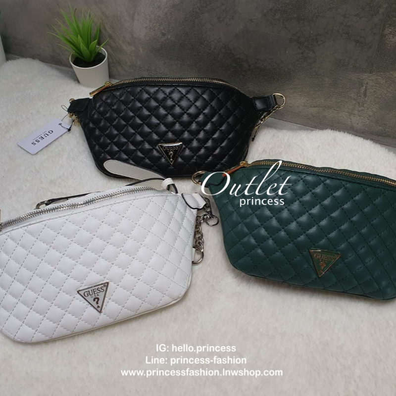 กระเป๋า Guess รุ่นนี้คาดเอว/คาดอก/สะพายข้างได้ครบทุกฟังก์ชั่น ด้านหน้าหนังเป็นลายตาราง ติดโลโก้แบรนด์รูปสามเหลี่ยมด้านหน้า เปิดปิดด้วยซิปยาว ด้านในเป็นช่องกว้างมีช่องซิปด้านใน ตัวกระเป๋าด้านหลังเป็นหนังเรียบ รุ่นนี้มีสายสะพายมา 2 เส้น เส้นแรกเป็นสายหนังปร