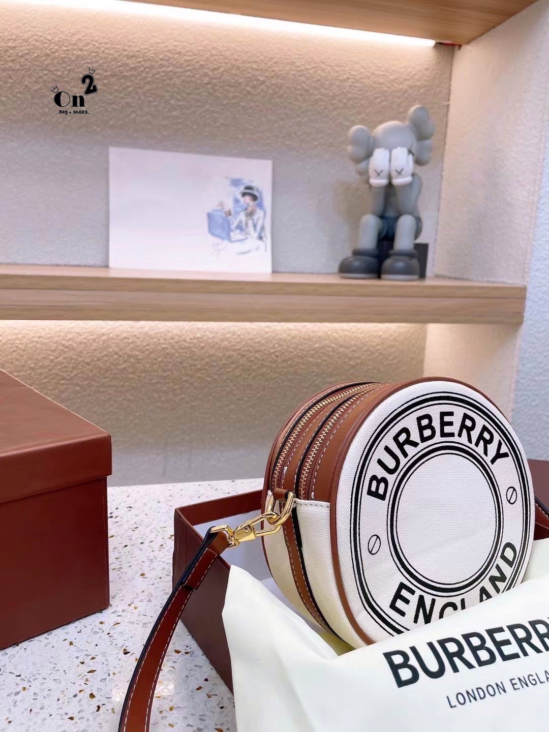 VIP 🥂 Burberry Logo Graphic Canvas And Leather Louise Bag / Burberry Fragrances Crossbody Bag กระเป๋าสะพายทรงกลม ผ้าแคนวาสตัดขอบหนังหน้าโลโก้แบรนด์ พร้อมสายยาวครอสบอดี้ได้ เปิด-ปิด ด้วยซิป ภายในโล่ง ใส่ Iphone + ได้ สายยาวถอดสายได้ ปรับระดับได้ จะ