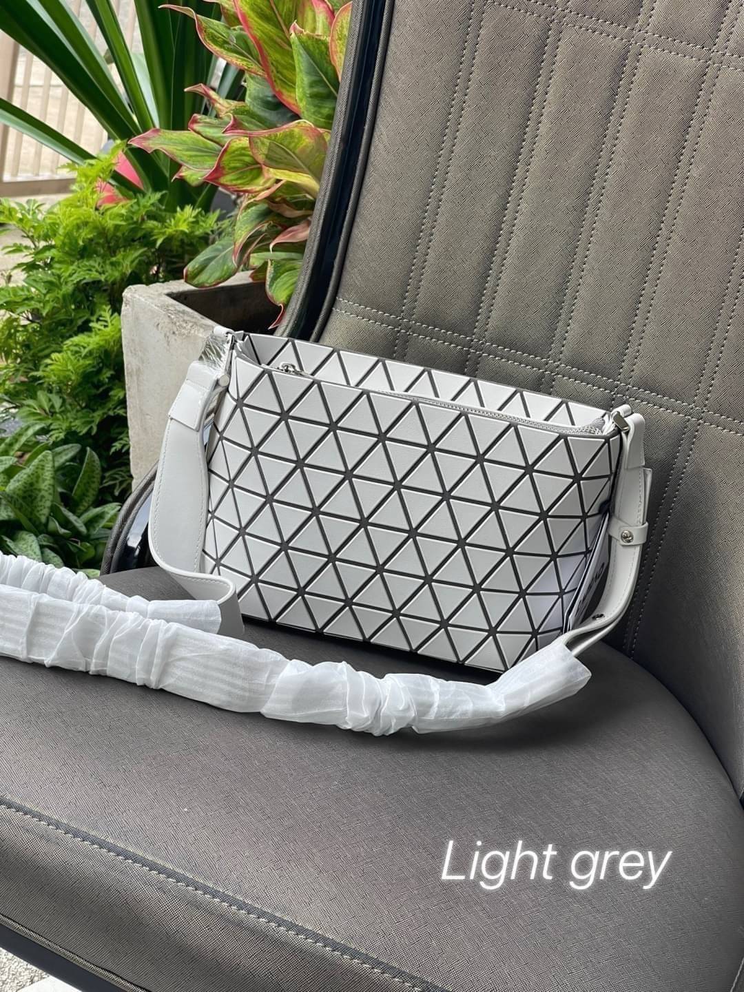 BAO BAO ISSEY MIYAKE Crystal Shoulder Bag งานดีไซน์ที่ดูเรียบง่ายทั้งรูปแบบการใช้งาน มีช่องเปิดปิดแบบซิปเพื่อให้คุณพกพาของมีค่าได้อย่างสบายใจป้องกันสิ่งของตกหล่น