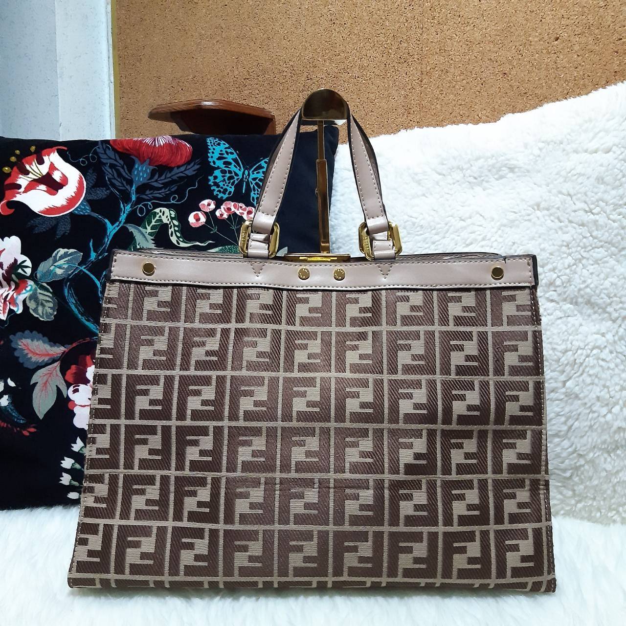 พรีเมี่ยมกิ๊ฟแท้ 100% 】FENDI NEW TOTE GIFT BAG กระเป๋าถือ/สะพายไหล่ น้ำหนักเบา ทรงสวย หรู ดูแพงเกินเบอร์!!