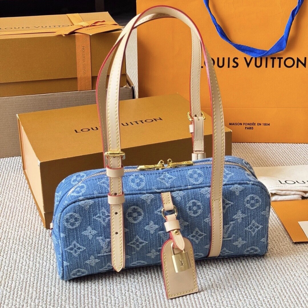 LV Hang On Denim Bag กระเป๋าสะพายดีไซน์วินเทจ งานเดนิมเต็มใบ สวยโดดเด่นไม่เหมือนใคร ปรับดีไซน์กระเป๋าถือรุ่น Cité คลาสสิกจากยุค'80s เป็นทรงโบว์ลิ่งร่วมสมัย