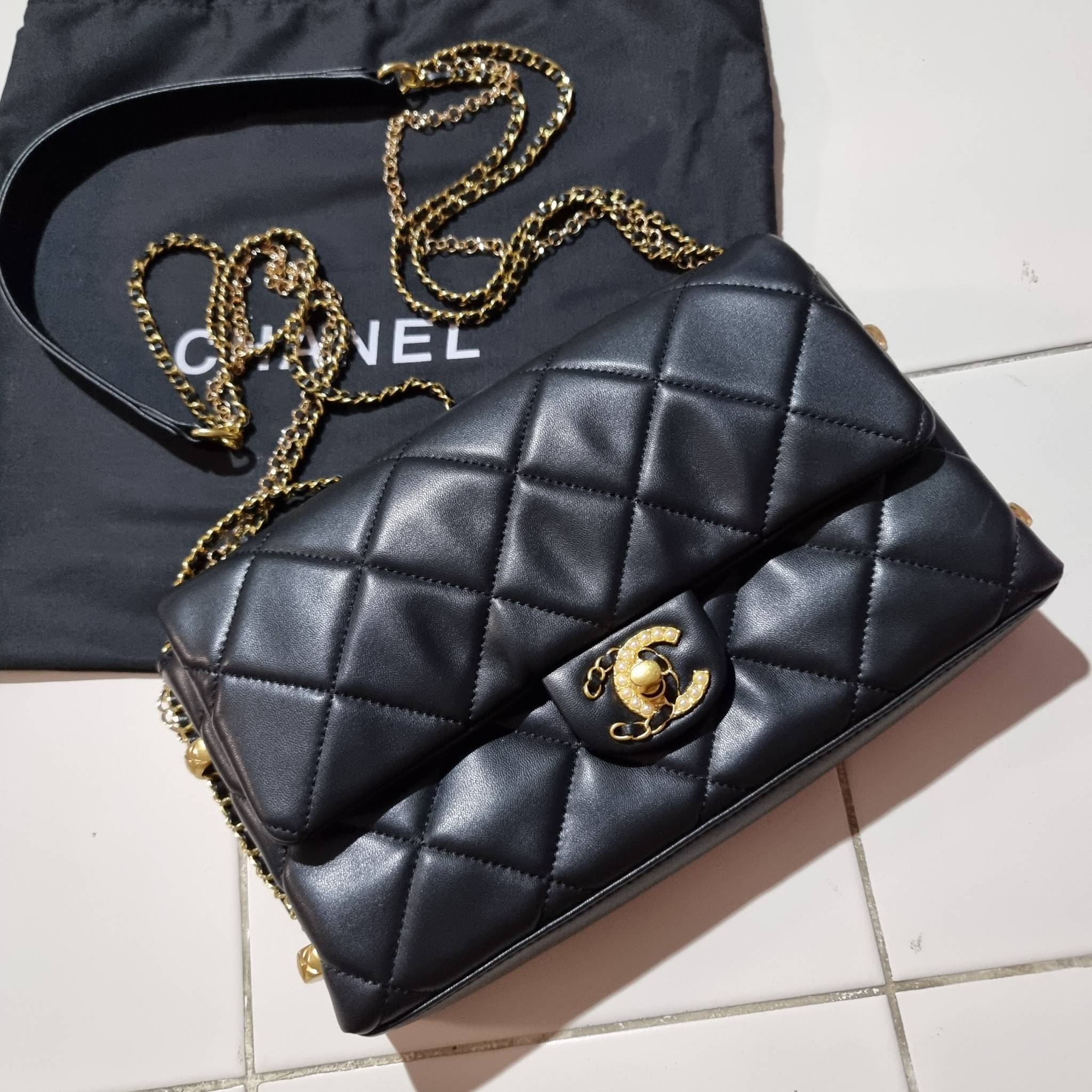 VIP 】สวยหรูพร้อมเสิร์ฟ!! กับไอเท็มสุดเลิฟจาก Chanel กระเป๋าสะพายที่สุดของความคุ้มค่า วัสดุหนังแกะนิ่มเต็มใบ เปิด-ปิดกระเป๋าด้วยตัวบิดล็อค ภายในกระเป๋าบุผ้าสวยหรู มีช่องโล่งกว้างจุของได้สบาย ใส่โทรศัพท์ กระเป๋าสตางค์ได้ มีช่องซิป 1 ช่อง ช่องย่อย 1 ช่อง ดีเ