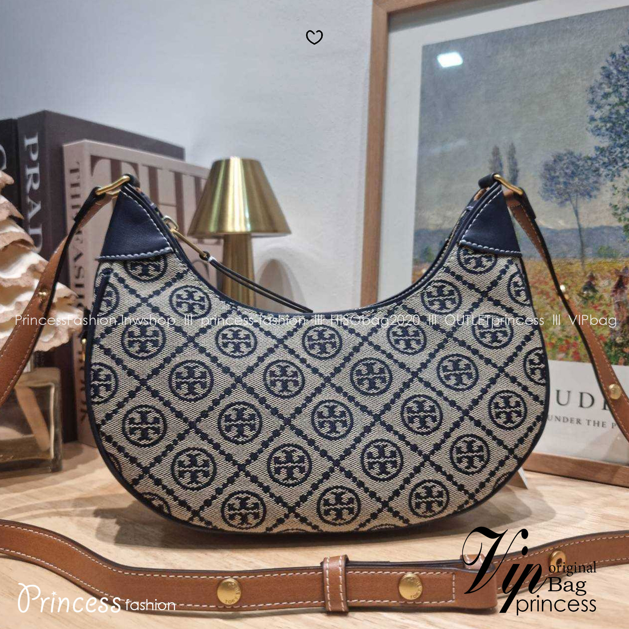 TORY BURCH T MONOGRAM CRESCENT BAG คอลเลคชั่นใหม่มาแรง! สมแก่การรอคอยในสไตล์ทีโมโนแกรมอันเป็นเอกลักษณ์ รูปทรงสวยโดดเด่น สะพายง่ายคล่องตัว