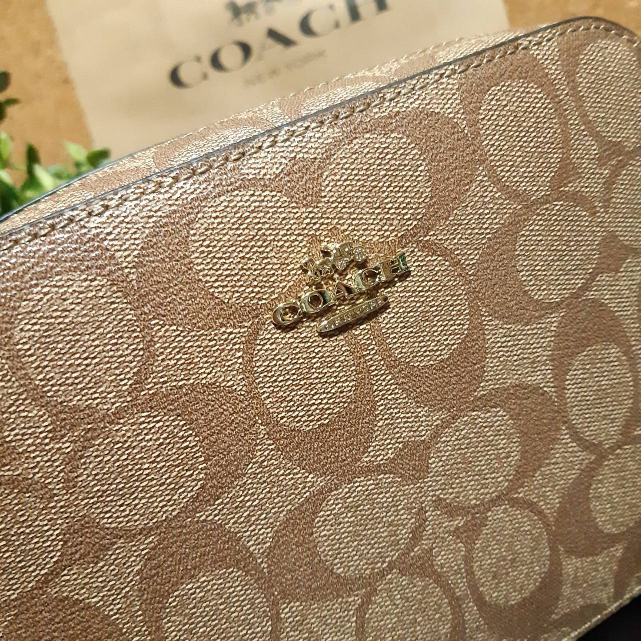 COACH 91677 MINI CAMERA BAG IN SIGNATURE CANVAS ขายดีที่สุด!! กระเป๋าสะพายข้างไซส์มินิ คลาสสิคอยู่ทรง อะไหล่ทองตัดดูหรู วัสดุหนังแคนวาสเคลือบลาย เปิด-ปิดด้วยซิป สายสะพายปรับได้ตามตัว ใบนี้แมทช์ได้ทุกลุค ใช้เป็น everyday bag ได้สบายๆเลยจ้า